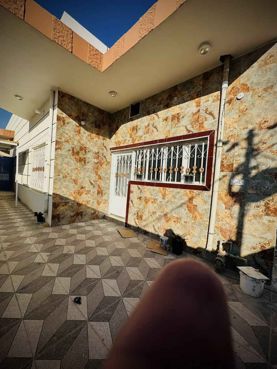 السلام عليكم يتوفر بيت مساحه 240 بيت ومشتمل البيت الاو ل يتكون من مطبخ صاله واستقبال غرف نوم عدد 2 وحده جوه وثاينه فوك وحمام وحده ومنور وصحيات عدد ثنين داخلي وخارجي ول مشتمل يتكون غرفه نوم مطبخ استقبال وحمام وصحيات داخلي وخارجي يعني  يفيد ل عائله جبيره يتكون من بيت ومشتمل نفس ما كلت سابقا طابو صرف باسمي تحويل مباشر 
موقع ل بيت قرب شارع ل كرينات شارع ٦٠ ل عام ومدخل ثاني له من شارع مكاتب رئيسي 
البيت موقعه ركن شارع مالته عرضه ١٥ متر ومصور كذالك 
بناء حديث وكآمل عل اخير توفر يمه كامل خدمات من كل شي 
للاستفسار 
***********
