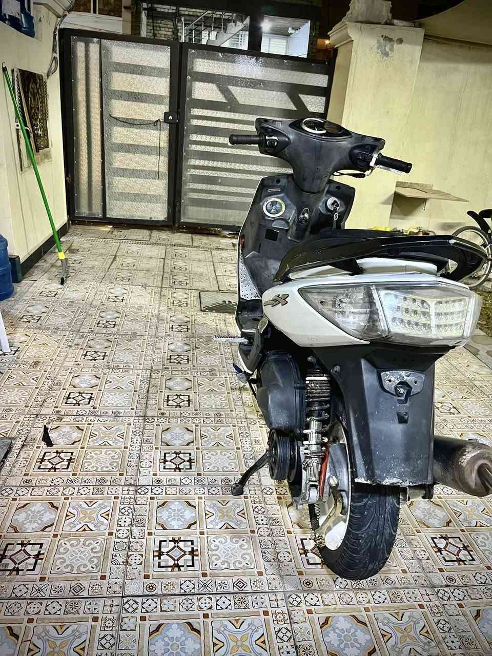 سكنس فحل طلاعات 
بيها صدر وفج
وصالنصه صجميه
وكور تتمارك 
وعنبار ويدات
وكلجات كوسو 
وعضمه رياضي 
وفراك 
وجويتر جبير رياضي 
مكينه ممفتوحه ممعروفه شلعتها حلوه 
950 وبيها مجال قليل 
***********
