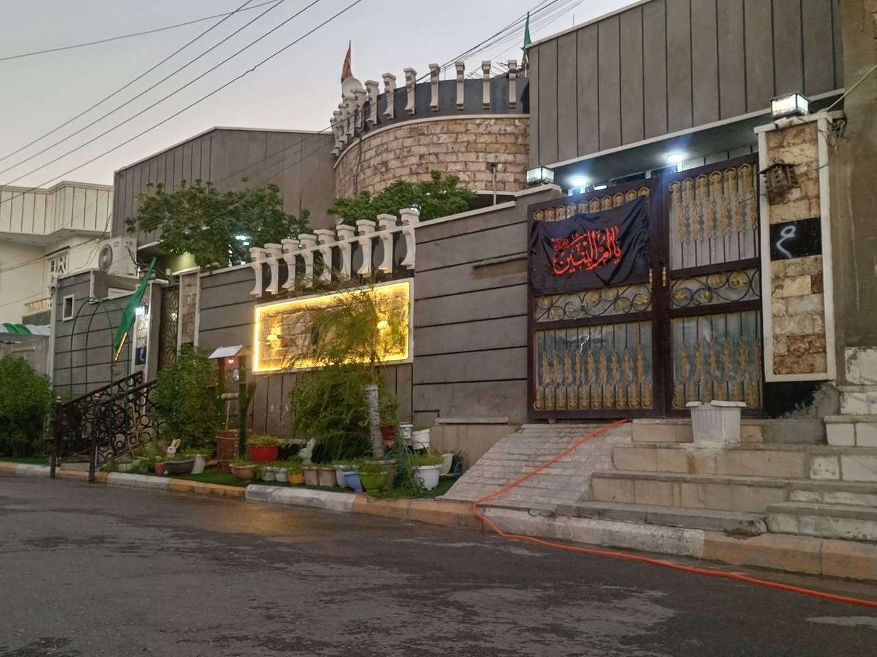 السلام عليكم دار للبيع مساحه ٢٠٣ للبيع ركن شارع بيت لوفي قرب اسواق طيبه  للاستفسار *********** او***********
