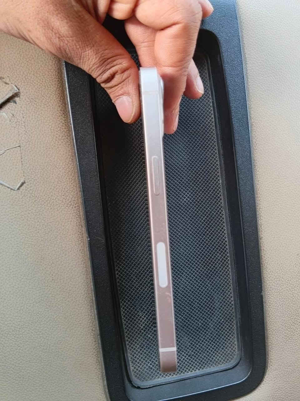 ايفون 13 عادي 
 المساحه 128gb 
78البطاريه
بي عطل سماعه الاتصال لون وردي ممبدل بي اي شي نضيف 
امريكي 
اسعره ٣٧٥ وبي مجال الاتصال *********** غير متواجد عل واتساب
