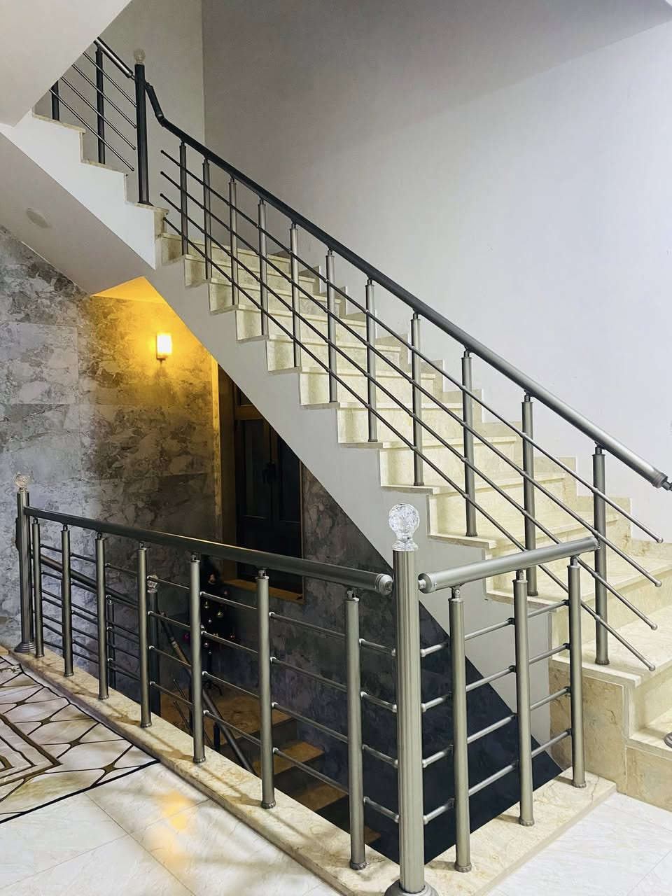 السلام عليكم بيت في منطقة حي السلام شارع المستشفى 7فرع مساحة البيت 125 يحتوي على 5غرف نوم البيت 3طوابق بناء حديث2024
يحتوي على 3 صحيات 
البناء جدا جدا نضيف البيت كله بورسلين من اجود ل أنواع بيت مرتب بمعنى الكلمه احلى مما موضح بل صور لاستفسار الاتصال على الرقم ***********
