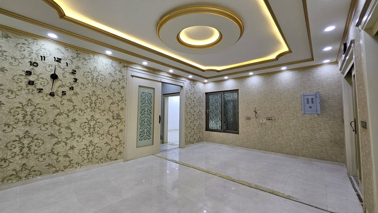 🏠 Cozy  4+1 house for Rent in Erbil,  32 park 🌳

📍 Location: 100m road
🛋️ unfurnished 
200m
🏢 2  floor  
💡 24/7 electricity and water supply
💰 Price: 900$ /month
📅 Terms: 2 month advance payment + 1 month deposit
💼 Brokerage fee: Half month's rent

📱 WhatsApp me at *********** to schedule a visit or ask questions.

#ErbilApartments #erbil
