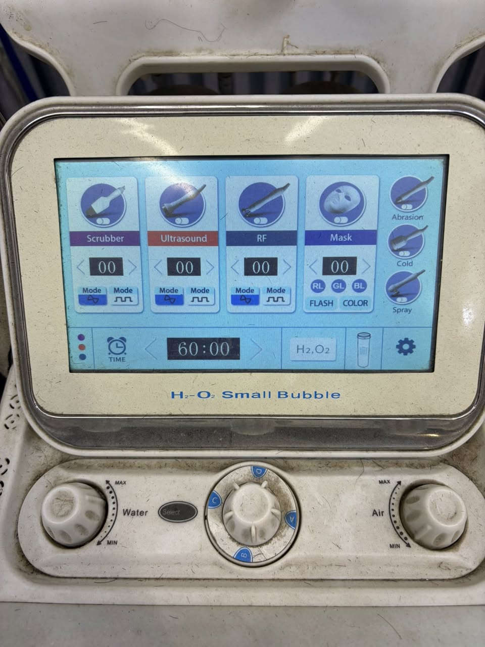 جهاز تنضيف بشره متروك كلشي شغال بي ومابي اي نقص ومثل مدشوفون التراب عليه لان متروك وممشتغلين بي الي حاب يشتري بسعر زين والجهاز حاله حال الجديد لل بيع فقط واتساب ***********
