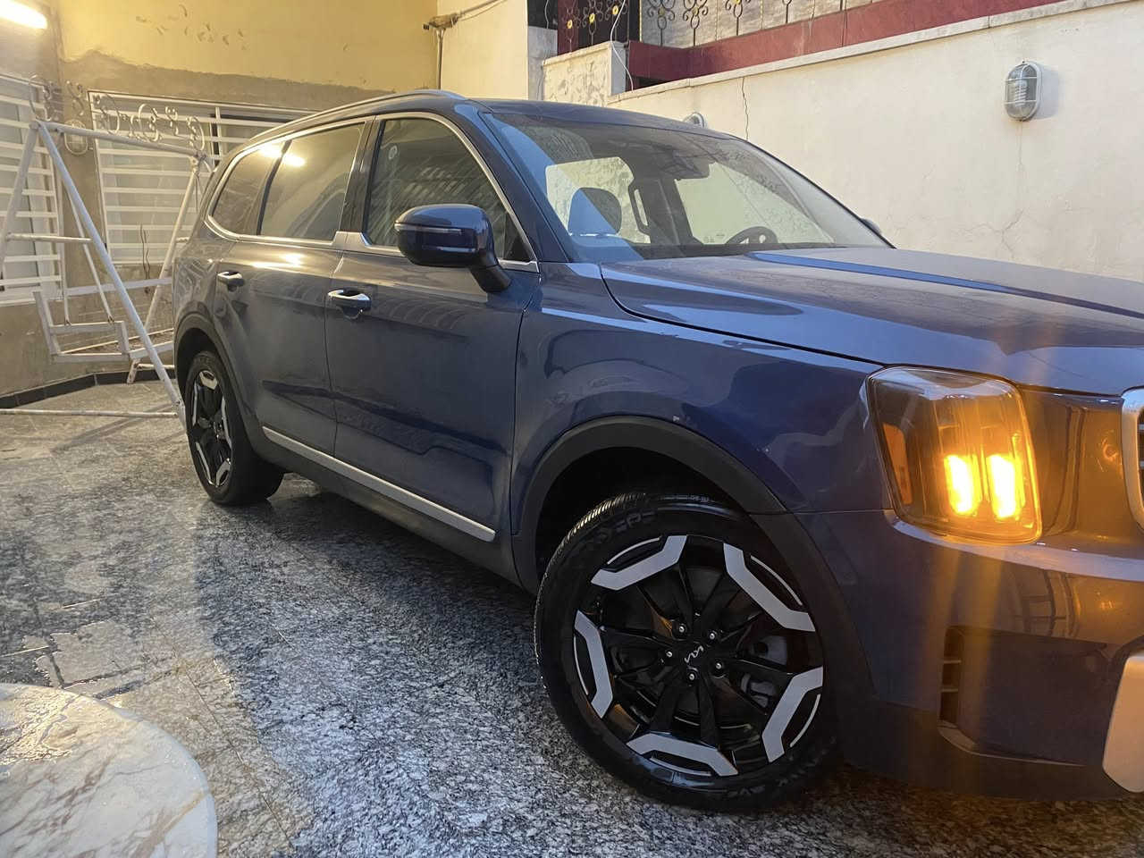 السلام عليكم عندي كيا تلورايد موديل 2024 السيارة وارد أمريكي بدون تبديل فقط بيه نصف البنيد صبغ والجاملغ بارد والباقي كفاله السيارة ليبل واحد بدون دواخل شواصي الغد كله سليم فئة S المواصفات 
محرك 6 سلندر 
بصمة أبواب 
تشغيل عن بعد 
كشنات سياحي vip
تدفئة كشنات
داخل جلد بيجي 
سبعة راكب 
تحكم استيرن 
شاشة ابل كار بلي
اضاءة زنون 
ثلاث قطع تبريد مركزي 
المقاعد الأمامية كهرباء 
رادار امامي 
تحديد مسار 
نقطة عمياء 
سايد بريك دكمة 
توقف ذاتي 
خمس أنظمة قيادة
وباقي المواصفات المعروفه 
مكاني بغداد الرصاااافه
السعررررر 270$ 
للاتصال 
***********
