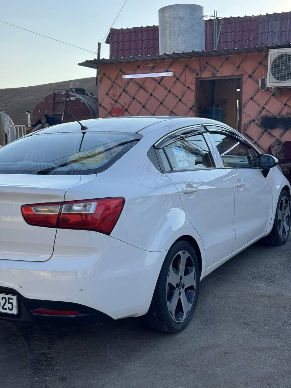 كيا ريو 2012 خليجي محرك 1600 شرط دوش 
السياره كلين بيها فقط دوسه صبغ جهه النفر وبيها بارد مكانتين ثلاثه زغار
كير توماتيك ومحرك شرط
تبريد تدفئه شغال
فتحه سقف
تحكمات ستيرن جهتين فول
ويلكب 17 مع السبير
مرايات شفط واشاره بلمري
السعر 102 وبيها مجال بسيط 
0777472678
***********
