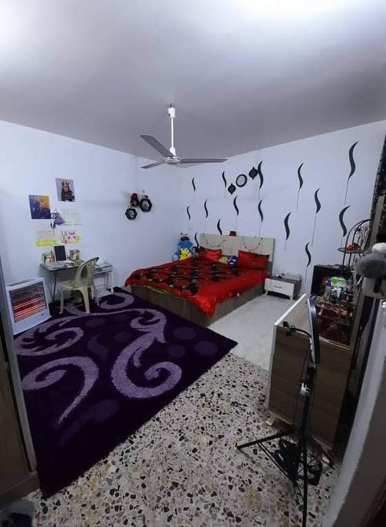 بسم الله الرحمن الرحيم للبيع ✋🏻✋🏻✋🏻🏦 

بيت ١٠٠ متر في السريدات الاولى المربع الثاني طابقين ٣ غرف واحده جوه واثنين فوق حولي كبير  مطبخ وحمام وصالة الطابق الارضي والطابق الثاني غرفتين كبار وحده من الغرف وياها حمام ومطبخ مقطوعه بقاطع خشب شبه الحائط ومعزول كانه مشتمل وبي درج من برا البيت  والبيت  بي طرمه تكفي لسياره 
السعر ١٠٠  وبي مجال بسيط للتواصل خاص ماسنجر 
او على الرقم *********** واتس اب فقط
