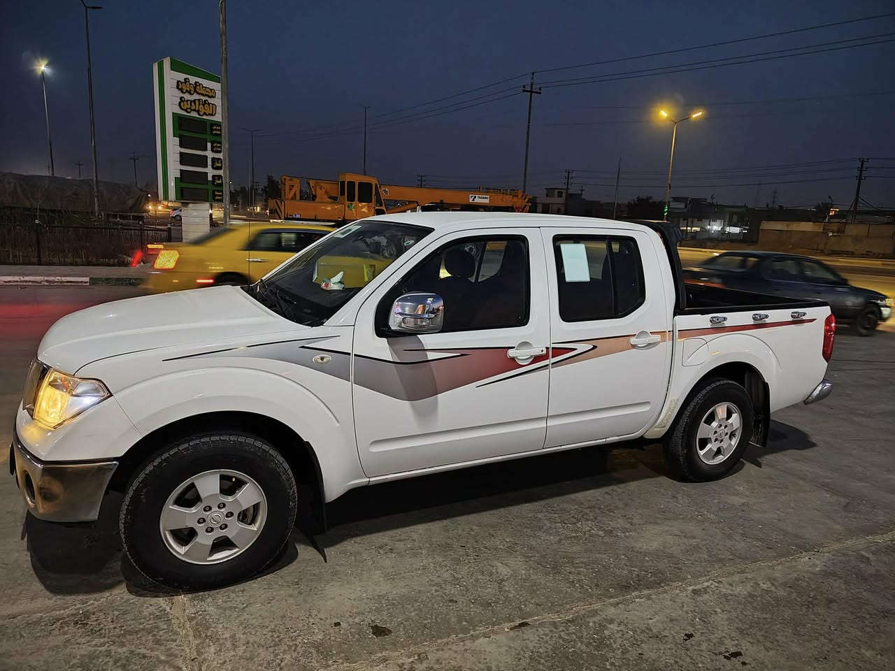 نيفارا 2014 رقم اربيل
ماشيه 180
بيها شبر بالجاملغ الخلفي وشبر باب البدي 
والباقي كفاله حداديه وكير ومكينه خير من الله
المكان واسط العزيزيه 
***********
