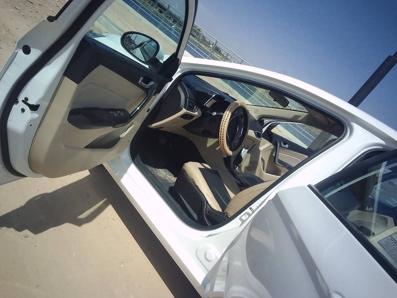 السلام عليكم توجد سياره اريزو 23 حره باسمي رقم انجليزي للبيع مكلف بالنشر ***********
