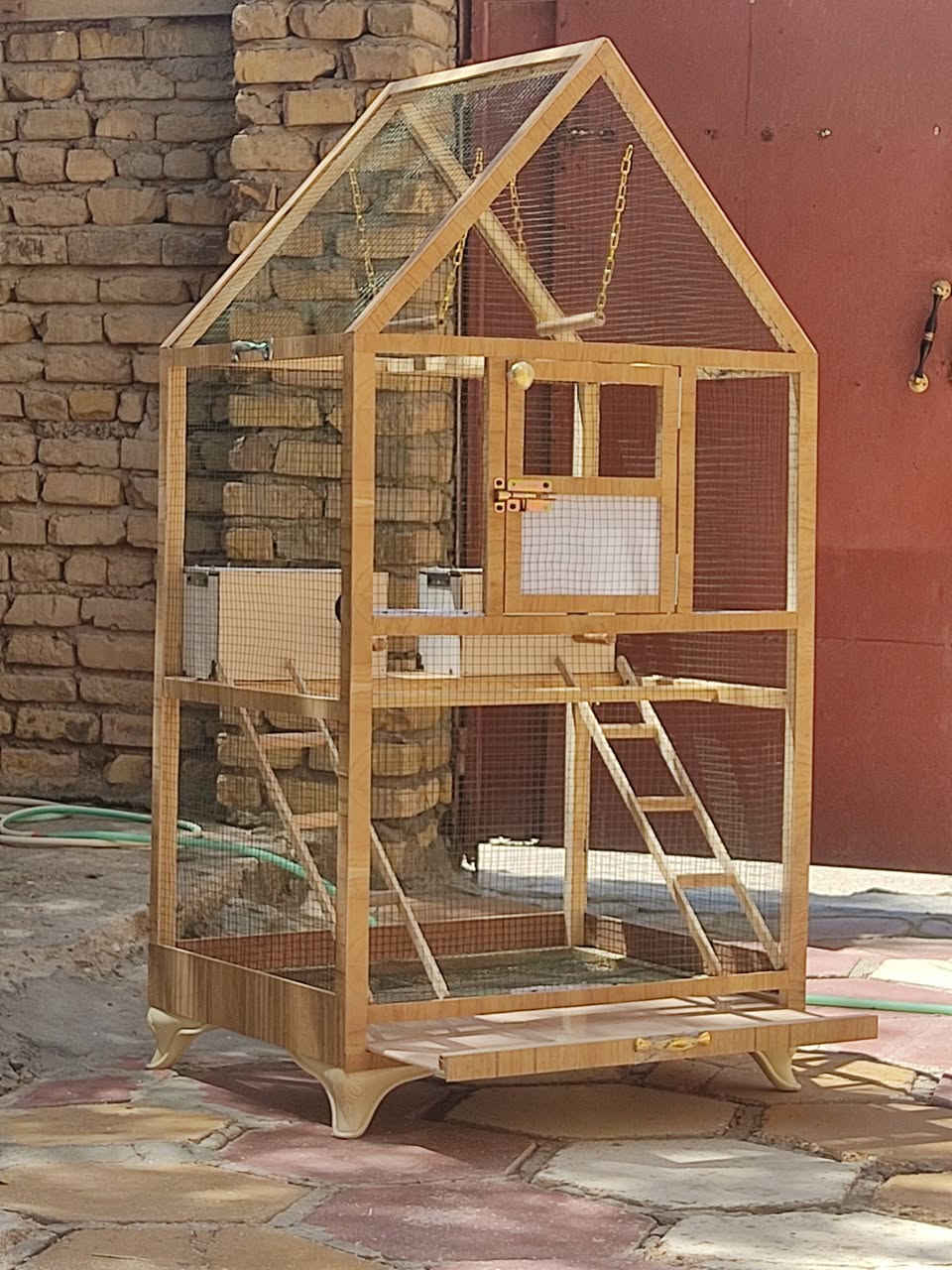 للبيع قفص خشبي عمل نجاره جديده غير مستعمل قياسات الارتفاع 1.50العراض80cm النزال 60 يحتوي على بيوت عدد 2 ومراجيح عدد 2 درج عدد 2 ومجرى للتنظيف جراره القفص كامل من كل شي يحتاج فقط إلى طيور حسب الرغبه السعر 60الف وبيه مجال ناصريه حي اور خلف جامع الحسن *********** يوجد واتساب

