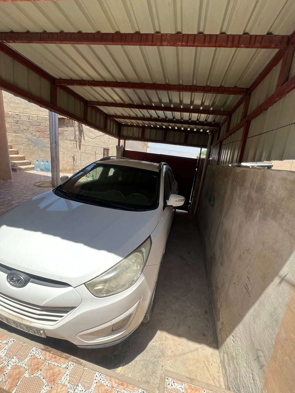 هيونداي توسان ٢٠١٤ (Hyundai Tucson 2014) - نظيفة جداً وبدون أي نواقص
سيارة نظيفة جداً وجاهزة للاستخدام (مال بيت)، بحالة الوكالة (كلين شريكة) وما بيها أي نقص.
 الموديل: ٢٠١٤
 المحرك: ٢.٠ لتر (محرك ٢٠٠٠)
 الكير: أوتوماتيك وعادي (شفت) - بشرط الفحص
 المسافة المقطوعة: ٢٠٠ ألف كيلومتر
 حالة السيارة: بحالة الوكالة (كلين)، مكفولة من الصبغ والتعديل (بدون صبغ وبدون ضربة)، كلشي بيها بشرط الفحص (كير، محرك، صدر، حدادية).
 الأوراق القانونية: الرقم جديد، السنوية والبيئة همرقمن وجداد وجاهزة للتحويل مباشرة.
ملاحظة: السيارة ما تحتاج أي مصاريف، شغل واطلع بيها.
 السعر: [١٤٥ ورقة وبيه مجال بسيط]
 للاتصال ولمزيد من المعلومات: [***********]
