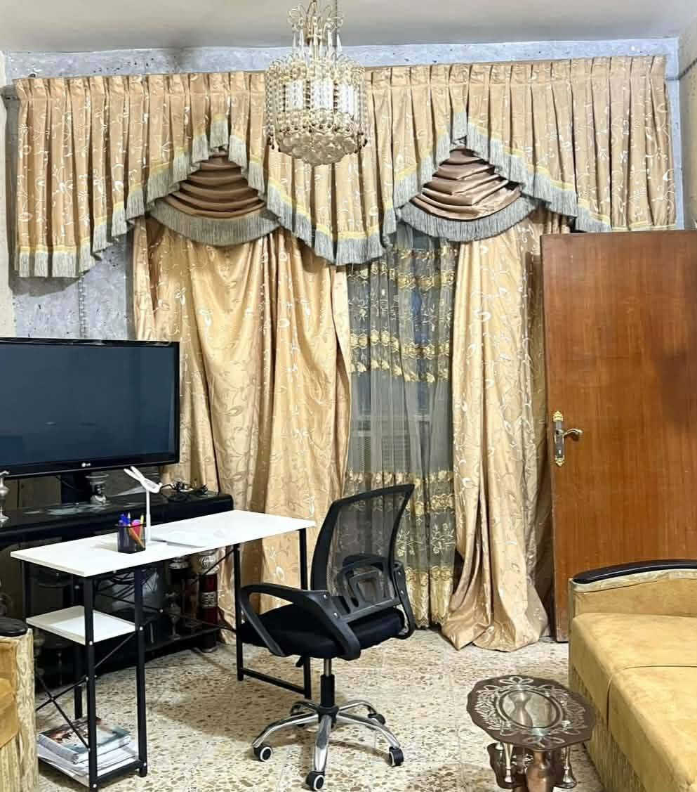 بسبب الترميم للبيع
تخمين ديوان تركي مثل ما واضح للعلم اكو بعد ثلاث قطع بغير مكان يصلح لاستقبال سبعه او سته متر مع سيت ماصات جام مع بردة شباك ملكية الكل بسعر ٣٠٠ الف العنوان محاويل 
***********
