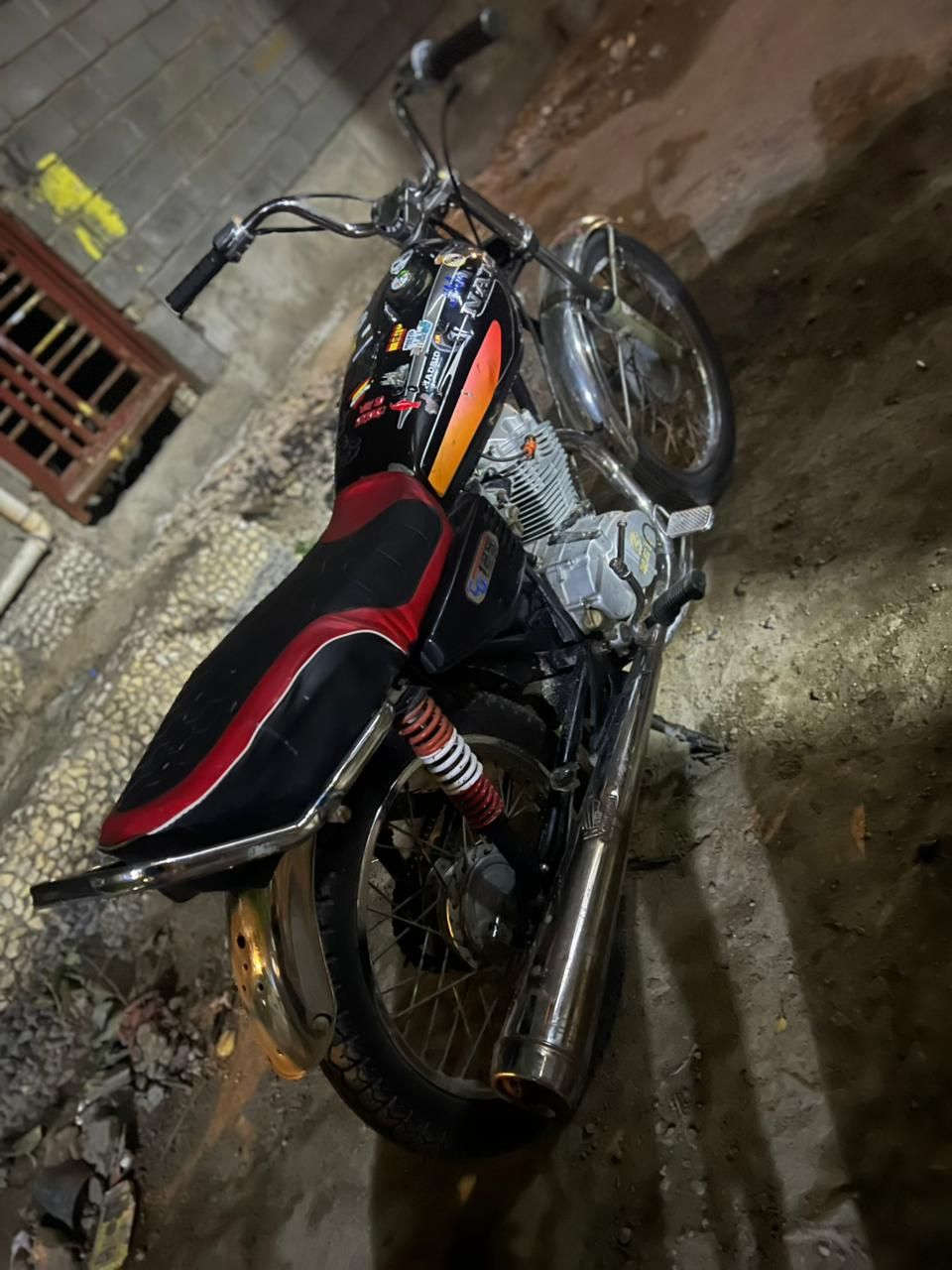 سلام عليكم  دراجه لبيع. اربعه كير. دراجه شلعه ومعدل سعر. 300 وبيها مجالل. ***********
