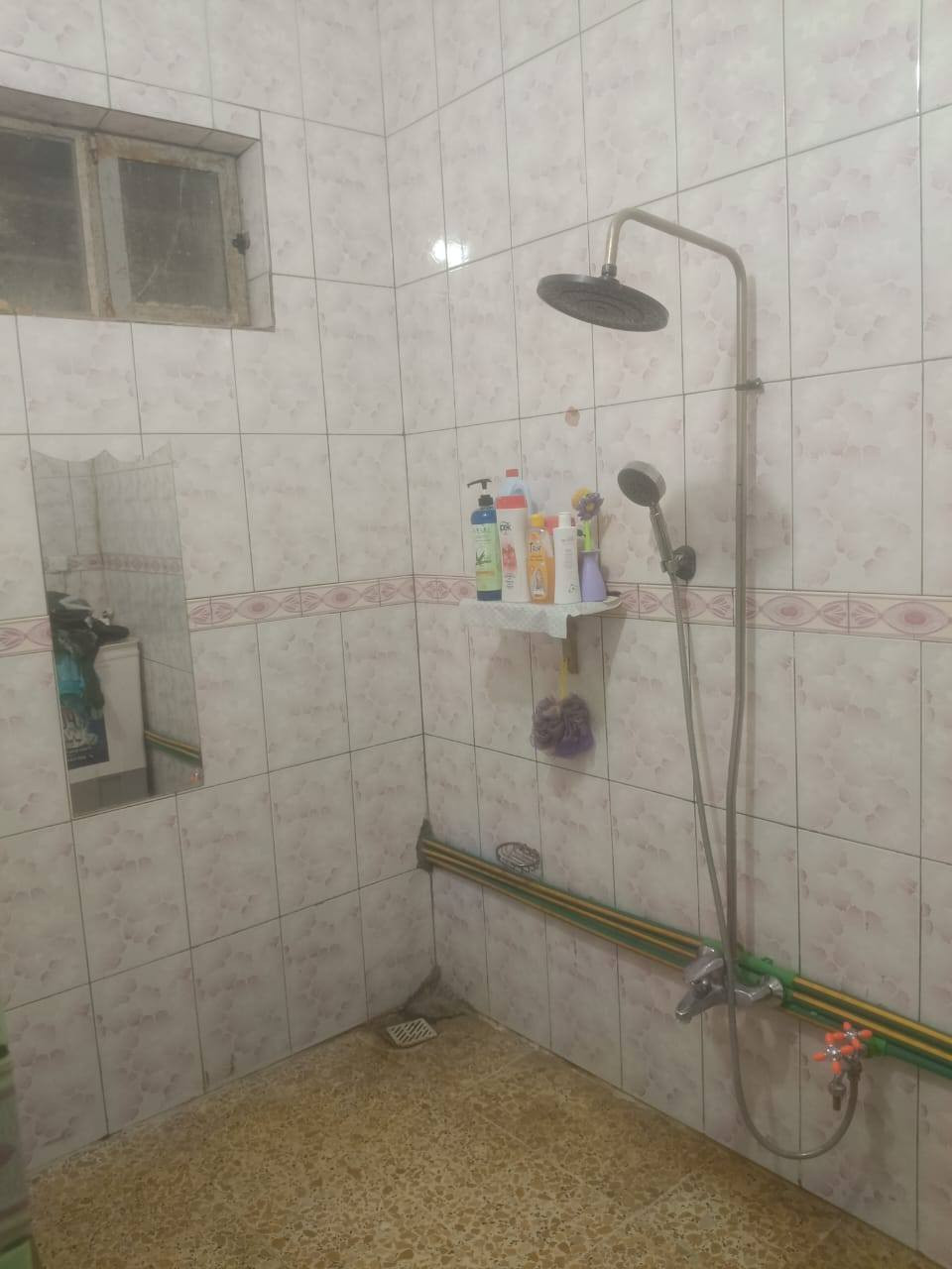 دار للبيع 
في حي السلام منطقه ٣٣ الف موقع جداً مميز بصف الركن قرب شارع سلام جامعه
٢٠٠م و بسعر جداً مميز تابع التفاصيل 
دار ٢٠٠م 
طابقين يحوي ٦ غرف نوم 
بناء ٢٠٢٠ بناء جناي 
الطابق الاول يحوي 
٢ غرف نوم و صاله و صحيات. و مطبخ و استقبال 
الطابق الثاني يحوي 
٤ غرف نوم و صاله و صحيات
للاستفسار اكثر الاتصال
 ***********
او مراجعه مكتب الشراع للوساطة العقارية العنوان النجف الاشرف حي السلام شارع ابو الدجاج قرب مأكولات شيخون
