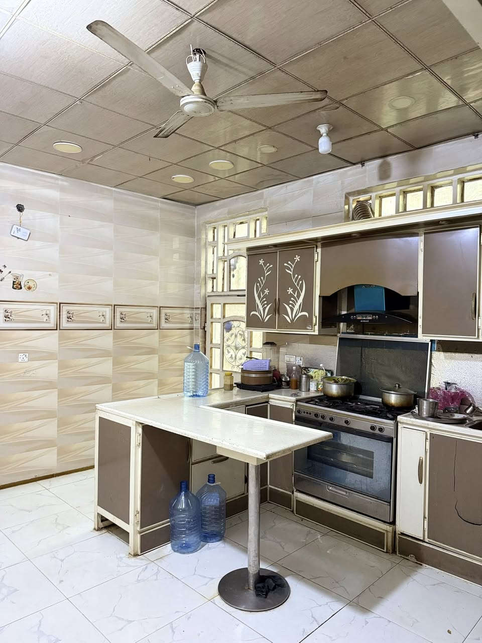 دار حي السياسيين ٢٥٠م طابقين  للبيع
بناء  ٢٠٠٩  مسلح 
٤غرف و استقبال و ٢صالة و مطبخ حار وبارد و ٣مجموعة صحيات داخلية وخارجية وحديقة وكراج سيارة
***********
