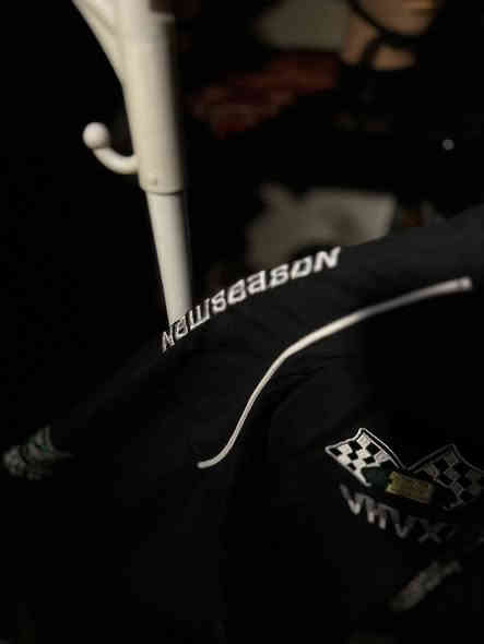 قمصله بيها لوكوات حلوه ومميزه 
قياس XL 
سعر 45 
يوجد توصيل لجميع المحافظات 
***********
