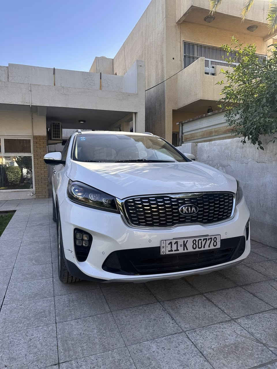السلام عليكم 
للبيع كيا سونتو موديل 2020 خليجي
رقم بغداد جديد وسنوية باسمي تحويل مباشر 
السيارة بحالة ممتازة وما تحتاج أي شي.
العداد 65 ألف كيلو
محرك V6
قير أوتوماتيك 8 سرعات
فول مواصفات عدا بنوراما
لايتات زينون بلادية
كراسي أمامية كهرباء
فتح صندوك كهرباء
حساسات أمامية وخلفية
كامرة خلفية دوارة
شاشة تدعم ابل كاربلاي واندرويد اوتو
شحن لاسلكي
كشنات جلد
7 ركاب
تبريد ثلاث قطع منفصلة
أنظمة قيادة: Eco – Smart – Comfort – Sport
المحرك والقير والحدادية كفالة
السيارة ما ناقصها شي
ملاحظات:
صبغ بسيط بنهاية باب الراكب
وبيها بارد على كد اربع اصابع بحافة الصندوك
كلشي موضح بالصور
الموقع بغداد – حي الشباب
السعر 253 ورقة 
الاتصال وواتساب
***********
