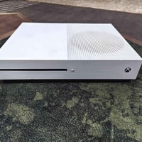 Xbox One S • 1 تيرا • يد سيريس سودة