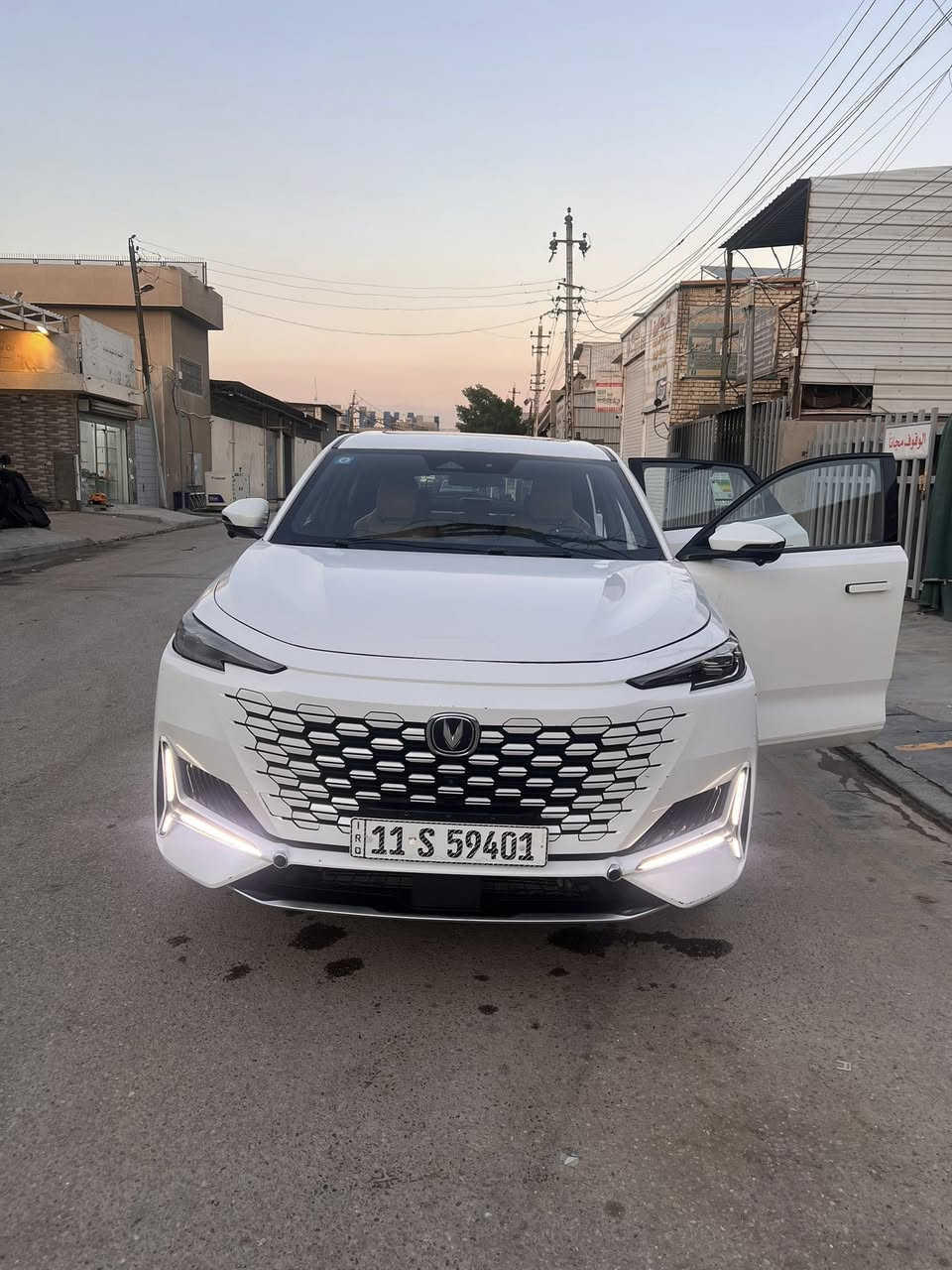 للبيع او المرواس السعر 165 للبيع والمراوس حسب القناعة 
*********** واتساب 
***********
الأداء والمحرك:المحرك: 4 أسطوانات سعة 2.0 لتر تيربو.القوة: 233 حصان.عزم الدوران: \(390 \text{ نيوتن متر}\).ناقل الحركة: أوتوماتيكي من 8 سرعات (Aisin).نظام الدفع: دفع رباعي.التصميم الخارجي:الإضاءة: مصابيح أمامية وخلفية من نوع LED بالكامل مع إضاءة نهارية مميزة.الجنوط: رياضية قياس 21 بوصة.المرايا والأسقف: فتحة سقف بانورامية واسعة، مع مرايا جانبية كهربائية قابلة للطي.المقابض: مخفية تخرج تلقائياً عند الاقتراب من السيارة.الداخلية والتقنيات:المقاعد: جلد فاخر، مع دعم خاصية التدفئة والتبريد للمقاعد الأمامية.الشاشات: مقصورة قيادة رقمية متطورة مع شاشة وسطية كبيرة للمعلومات والترفيه.النظام الصوتي: نظام فاخر من (Sony) مع مكبرات صوت مدمجة في مساند رأس السائق.المكيف: أوتوماتيكي ثنائي المناطق مع نظام تنقية الهواء.السلامة ومساعدة السائق:الكاميرات: نظام كاميرات محيطية بزاوية 360 درجة (رؤية بانورامية).القيادة الذاتية ومساعدة السائق: مثبت سرعة متكيف (رادار)، نظام التحذير من الاصطدام الأمامي، ونظام مراقبة النقطة العمياء. رحمة ال والديك مو شراي لدوخني
