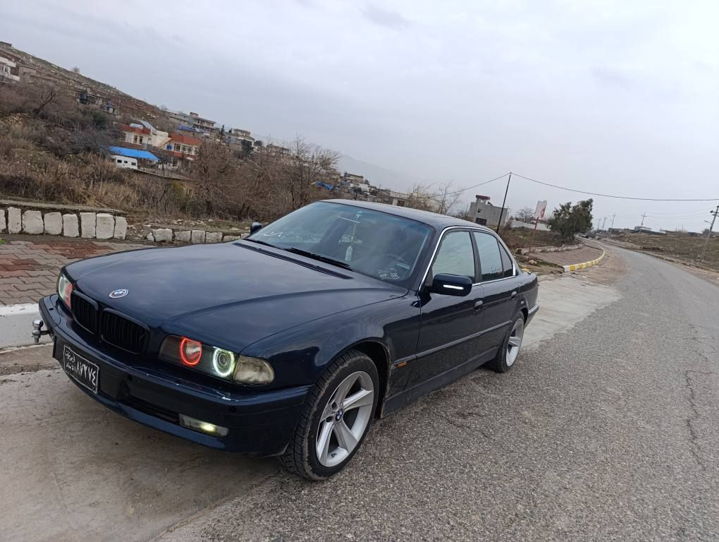 بەناوی خودای گەورەو میهرەبان BMW E38 728 مۆدیل 1996 ئاڕم پلاستیک سلێمانی ‏‪0751 125 9516‬‏  فول مواسەفاتە تۆماتیک سڵایت چوار جام کارەبا کوشن جڵدو کارەبایە بۆیاغ عامە بۆ جوانی دەحمو لێدراوی نــیــە گێڕو مەکینە بەشەرت ئاڕمو ئەوەلیاتو تەقەو ڕەقە هەمووی بەشەرت چوارتایەی لۆک  سعری 57وەرەقەو مەحمەلە (( تــکــایـــە سەیارەکە هیمن نیە)) ژمارەی خاوەنی‏‪0751 125 9516‬‏  شوێن کۆیە كويسينجاك, أربيل
