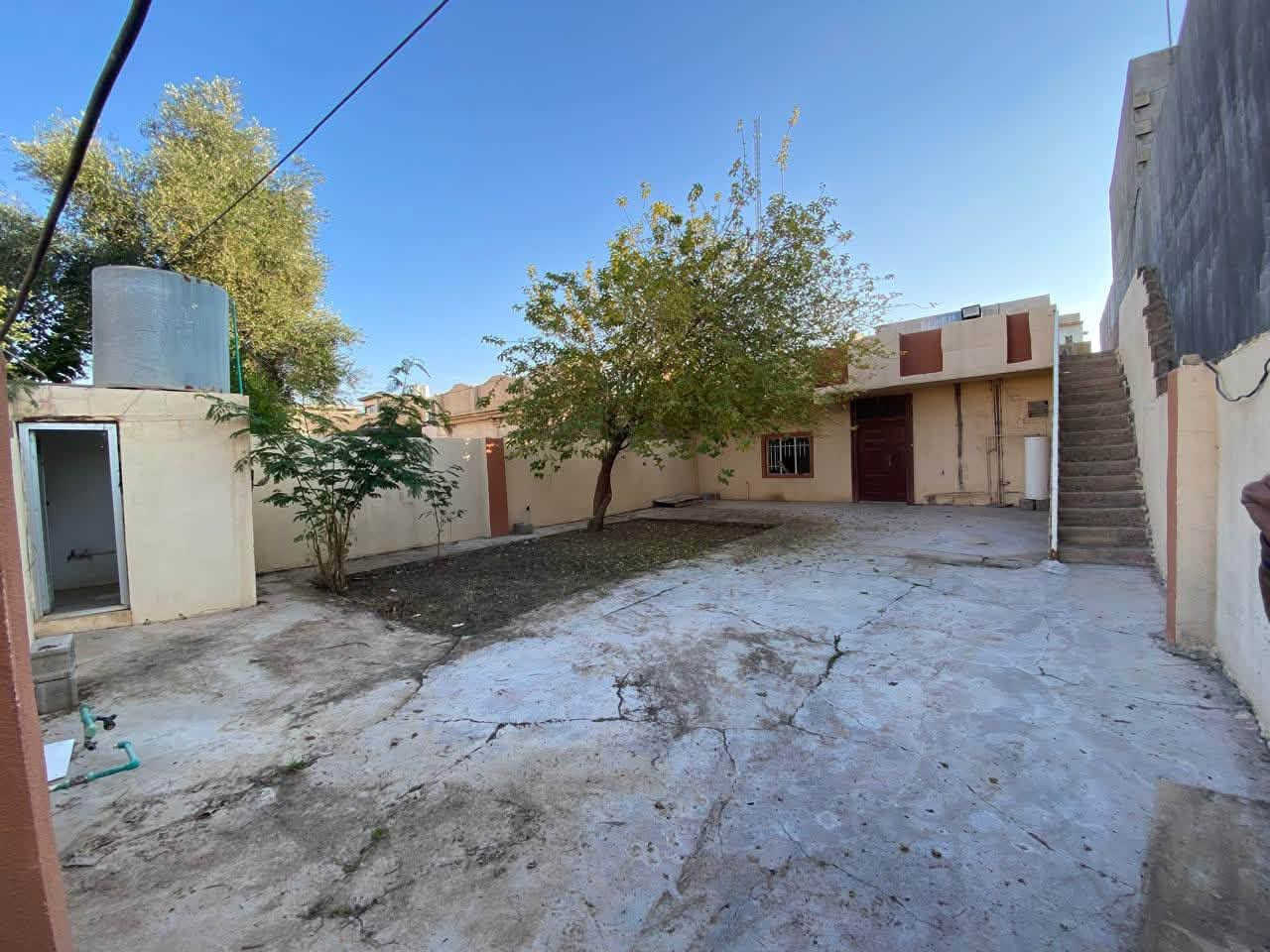 بيت للبيع مساحة ٢٥٠

غرفتين وهول ومطبخ وحمام 
والتواليت برة البيت 
والدرج خارجي 
المساحه ٢٥٠ 
واجهه ١٠ متر والعمق ٢٥ متر
(طابو صرف) والواجهه في مو شمس 
ماكو عليها ديون كهرباء او ماي

حي شرطه :فرع جامع الشهيد 

استفسار : ***********
