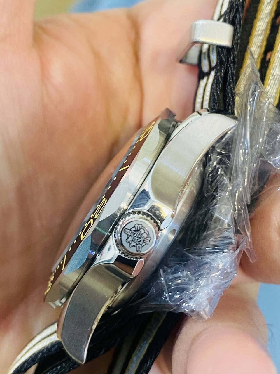 هذه الساعة هي Steeldive SD1957، وهي ساعة غوص أوتوماتيكية تُعتبر "Homage" (ساعة مستوحاة في تصميمها) لساعة أوميغا الشهيرة "No Time To Die"

أبرز مواصفات هذه الساعة:
* الحركة: تعمل بحركة أوتوماتيكية من نوع Seiko NH35 التي تدعم خاصية التعبئة اليدوية وإيقاف الثواني (Hacking).��
* مقاومة الماء: تصل قدرتها على مقاومة الماء إلى 300 متر. ��
* الزجاج: تأتي بزجاج من كريستال الياقوت (Sapphire Crystal) المطلي بطبقة مضادة للانعكاس. ��
* الهيكل والقياس: يبلغ قطر الهيكل 42 ملم، وهو مصنوع من الفولاذ المقاوم للصدأ. ��
* الإضاءة: تتميز بمادة Swiss C3 Super-LumiNovaالمضيئة على العقارب ومؤشرات الميناء لرؤية واضحة في الظلام.


**إذا كنت صاحب هذا الإعلان وتريد حذفه لأي سبب، رجاءا أرسل رسالة إلى الدعم الفني**