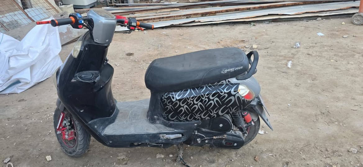 السلام عليكم اخوان بوليسي 2025 للبيع كدام عينك تجي تفحصها برغي ما مفتوح منها والمكينه كذلك الكهربائيات شغاله  ، السعر مليون وميه وقابل للتفاوض للتواصل والاستفسار مراسلتي  او الاتصال ع الرقم التالي 
+9647710924797
