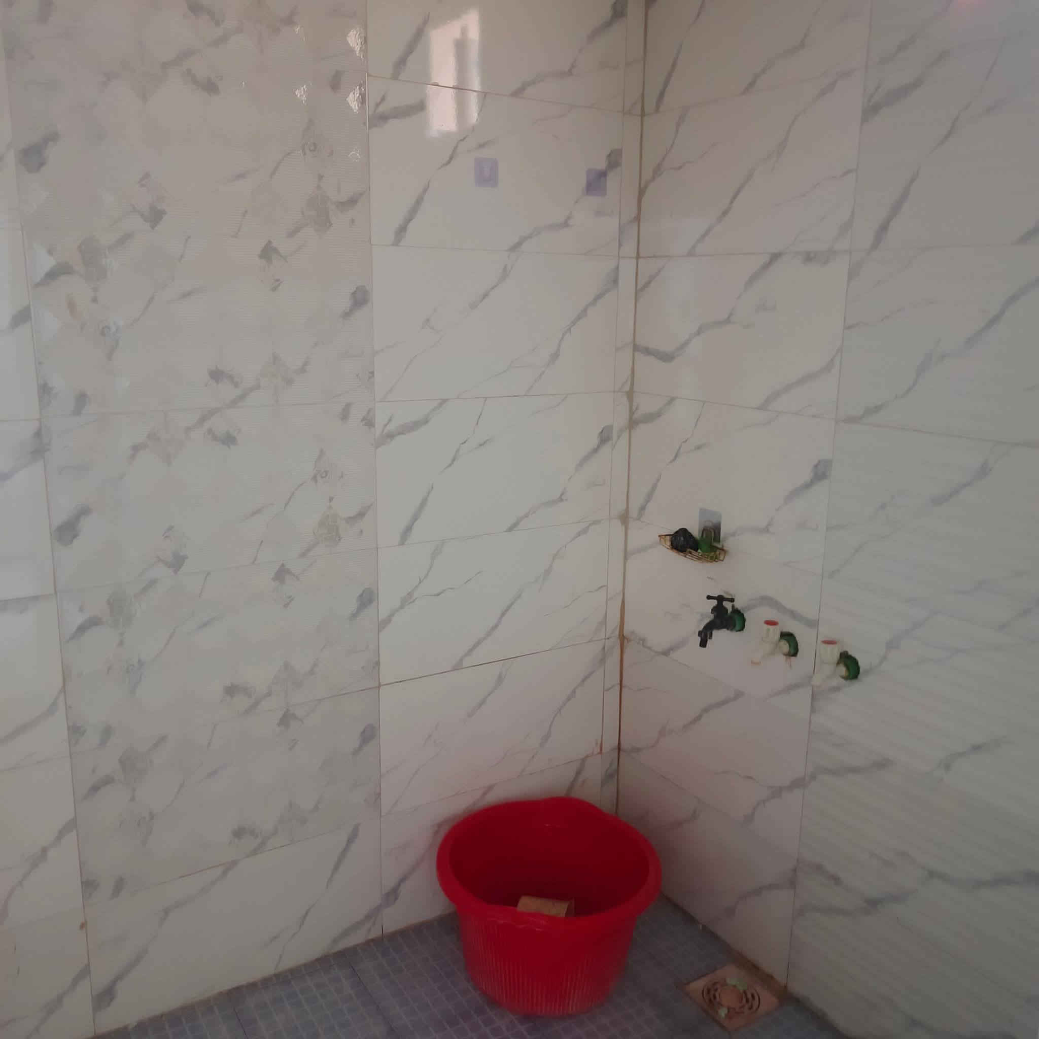 سلام عليكم بيت ٢٠٠ متر طابو صرف حي ام الهواى مقابيل مجمع دينار ثاني فرع عن الشارع العام           البيت جاهز من كولشي فقط نقص ستاره والباقي جاهز من كولشي 
غرفتين نوم
صاله جبيره
استقبال 
مطبخ 
طارمه ١٠ امتار + حديقه جبيره 
ارضيه بورسلين صحيات داخليه اوخارجيه سيراميك
البناء بلوك + عكاده بس بناء جديد  للاستفسار اتصل اني صاحب البيت *********** السعر ١٢٠ اوبيها مجال بصيط
