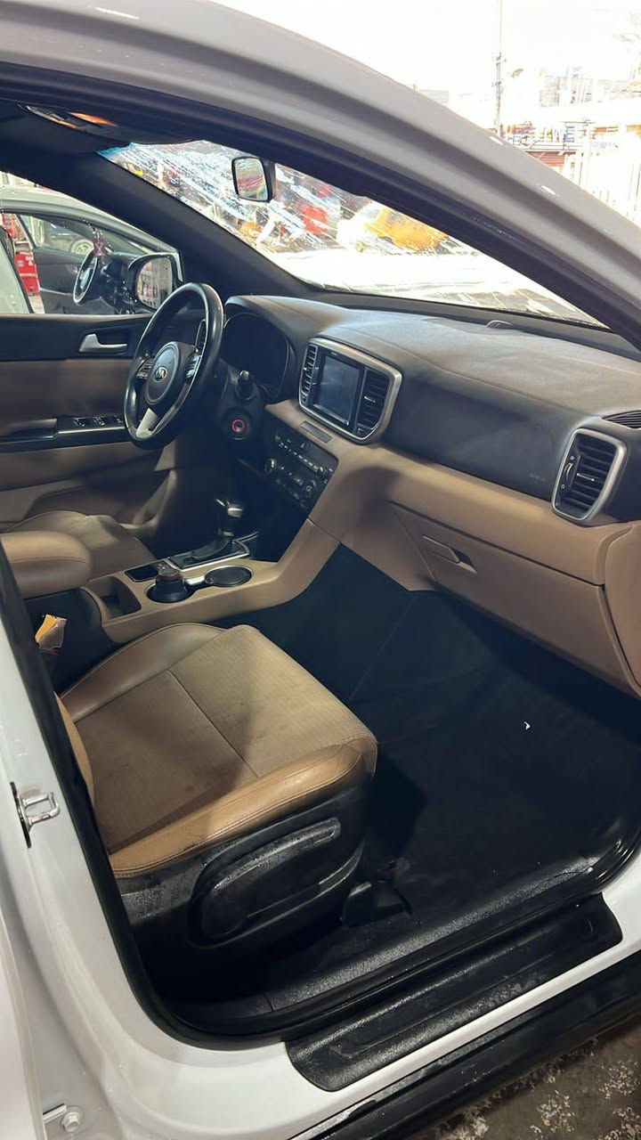 السلام عليكم
كيا سبورتج موديل 2020 خليجي لون ابيض  
ماشيه 120الف

المواصفات 
سويج
شاحن وايرلس 
اوتو هولد
مكينة 2000 دوش
تبريد قطعتين
تبريد منفصل 
اشارة ترحيب 
شاشه لمس اصلية كار بلي 
كامره خلفية دوارة
تحكم ستيرن فول 
3 انظمه قياده نورمال / سبورت / ايكو
اشاير مري 
مري شفط
حساس امامي
 خلفي تخم تاير جديد 
ويل 19
السياره مكفوله 
رقم بغداد دولي باسمي تحويل سنويه هزه جديد 
السعر 200 ورقه وبيها مجال قليل
اي استفسار 
***********
مكان بغداد كاظميه
