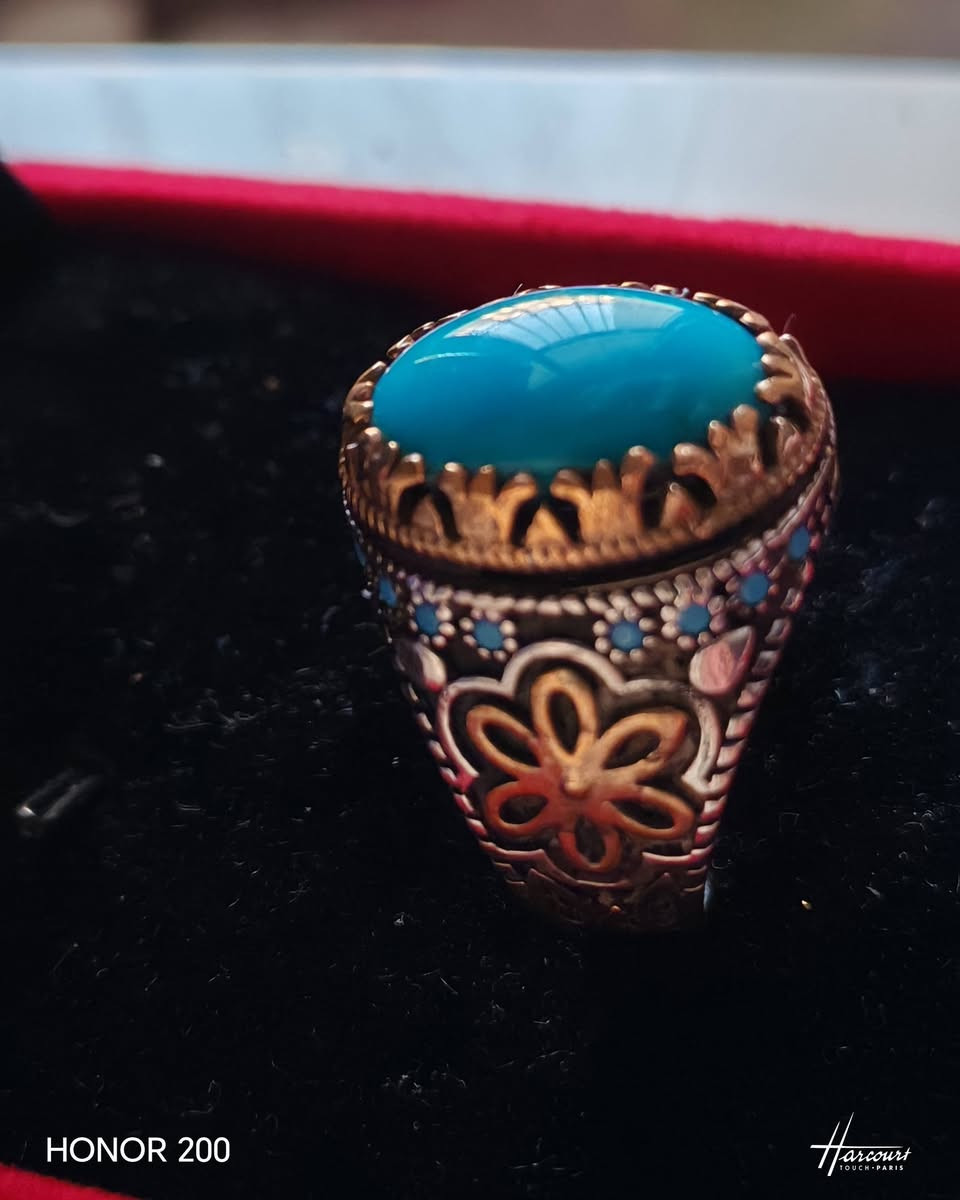 السلام عليكم #نيشابوري للبيع صافي ازرق. لب ثلاث محابس. للبيع التواصل خاص. موجود توصيل بغداد ***********
