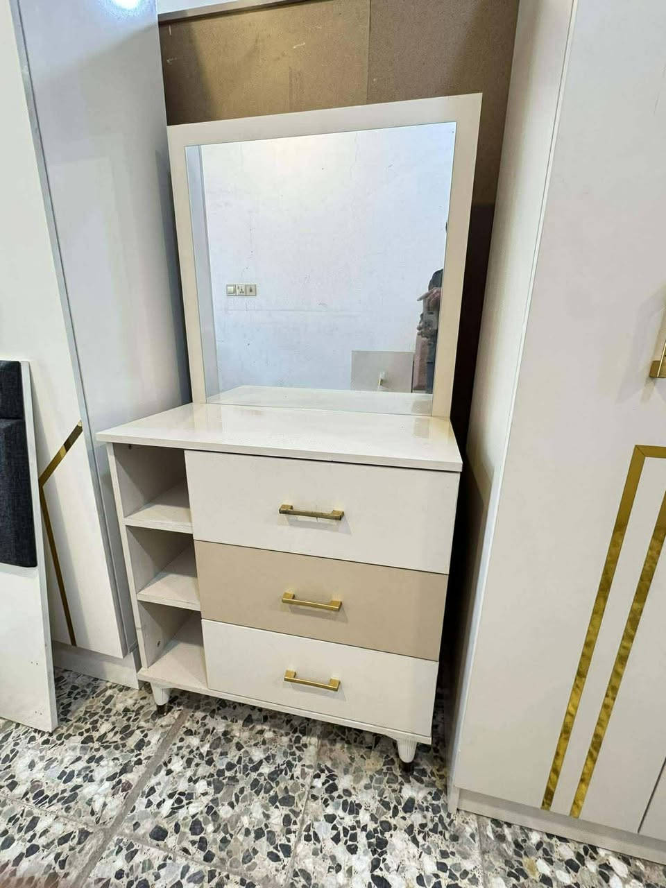 غرفه نوم تركي تخبل نضافه فول نضام بيبان اخت الجديده 5قطع السعر 425الف عنواني النجف حي الميلاد شارع المزرعه سيد علي ماتواجد عل نت***********
