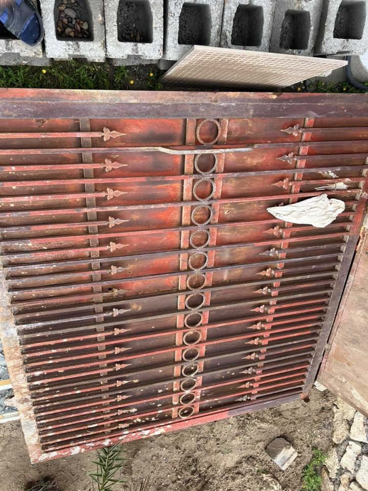 سلام عليكم باب سلايت وشباك للبيع مكلف بالنشر الاستفسار الاتصال ع الرقم ***********
