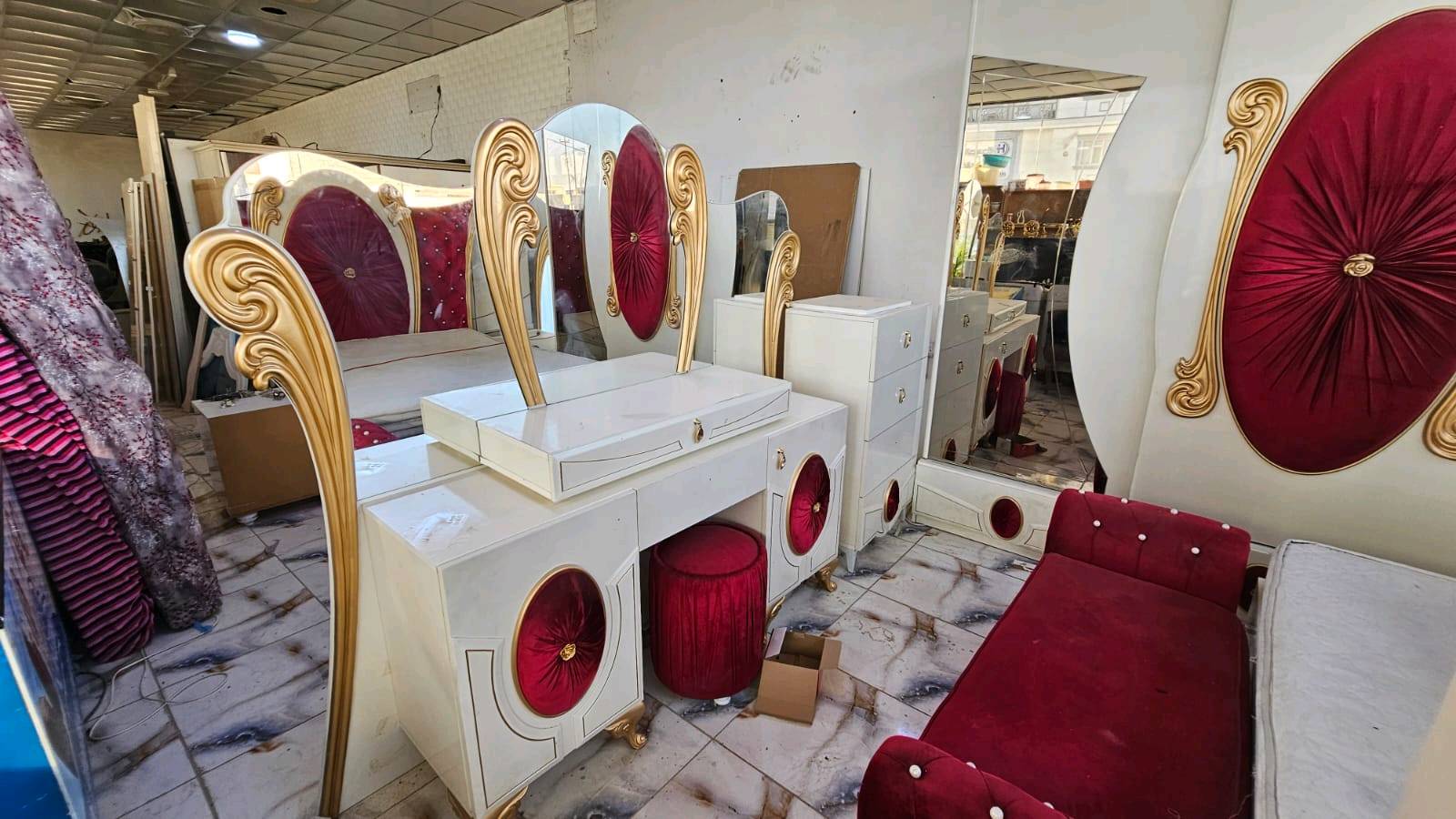 👑 غرفة نوم ملكية بتاج الجرباية الفاخر 👑
إذا كنت تبحث عن الفخامة والرقي، فهذه الغرفة خيار مميز لمنزلك.
✅ تاج جرباية أنيق وفخم. ✅ يتوفر بقياس يتوسع حتى 4 أمتار أو بأقل حسب الطلب. ✅ خامات متينة وتشطيب عالي الجودة. ✅ أسعار مناسبة مع إمكانية التوصيل.
📩 راسل الصفحة لمعرفة السعر والتفاصيل والحجز.