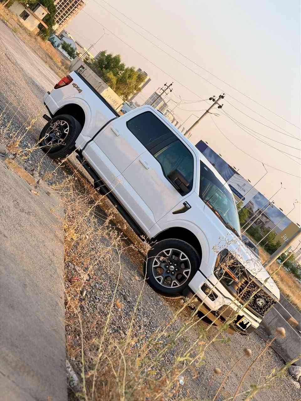 السلام عليكم ،،،
فورد F-150 فئة STX 
موديل 2024 
ماشية 11 الف گير تعليك
حادث السيارة بس بالهلال الخلفي جهة السايق 
گير و محرك و كهربائيات كلها بشرط سيارة اخت الزيرو مرقم اربيل و كامل تحويل مباشر 
السعر : 35،000$ بيها مجال بسيط
للأستفسار اكثر والتواصل 
*********** 

1. مواصفات المحرك والأداء (2.7L EcoBoost V6)
 نوع المحرك: 6 سلندر (V6) تيربو مزدوج (Twin-Turbo).
 القوة الحصانية: 325 حصان
 عزم الدوران: (حوالي 542 نيوتن متر) 
 ناقل الحركة (الگير): أوتوماتيكي بـ 10 سرعات (Electronic 10-Speed Automatic).
 نظام الدفع: دفع رباعي (4x4) 

2. التجهيزات الخارجية ومظهر فئة STX
 الواجهة الأمامية: تصميم شبك رياضي مميز باللون الأسود بالكامل مدمج مع مصابيح LED الأمامية بتصميمها المحدث
 
العجلات : ويل ألمنيوم رياضية مقاس 20 إنش مكحلة باللون الأسود والرمادي الداكن 

 شعار الفئة: فتحة التهوية الجانبية تحمل شعار F-150 STX باللون الأسود والرمادي مع لمسات رياضية باللون الأصفر المائل للخضار (Lime/Yellow accent) المميز لموديلات 2024.
 المقصورة الخلفية: قمارتين بالكامل (SuperCrew) توفر مساحة رحبة جداً للركاب في الخلف

3. المقصورة الداخلية والتقنيات
داخلية السيارة
 الشاشة الوسطية: شاشة تعمل باللمس مقاس 12 إنج تدعم نظام فورد SYNC 4 مع دعم لاسلكي لنظام Apple CarPlay و Android Auto الواجهة ظاهرة باللغة العربية
 
لوحة العدادات: شاشة رقمية بالكامل أمام السائق تعرض العدادات وأنظمة القيادة والمعلومات الحيوية للسيارة.
 
المقاعد: مقاعد قماشية رياضية مميزة باللون الأسود مع نقوش وخياطة خفيفة باللون الأصفر المتناسق مع الهوية الخارجية للفئة.
 الكونسول الوسطي: مسند يد كبير وعريض جداً مع حوامل أكواب واسعة في المنتصف ومساحات تخزين عملية. أربيل, العراق
