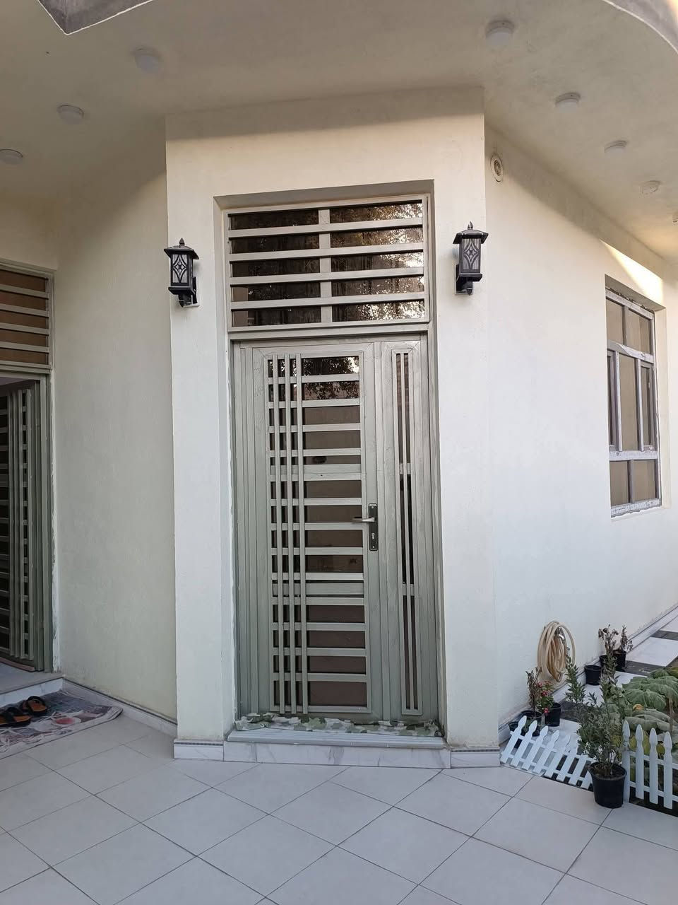 🏫بيت للبيع مطلوب اسكان مساحة 200 متر في حي الامن قريب على السريع ومدرسة البقاع.
ـــــــــــــــــــــــ
تفاصيل البيت
🛣️شارع 10 متر، تبليط وارصفة
🏕️بناء حديث 2025 طابق ونصف مع واجهة
🏝️حديقة
🏫استقبال (مع صحيات)
 - مطبخ حار وبارد
-صالة درج
-صالة داخلية
-غرفتين
-صحيات
-الطابق الثاني (غرفة كبيرة وصالة)

📡انترنت ضوئي +نظام كاميرات+نظام ستلايت. 

السعر مناسب مطلوب اسكان يطيح من السعر
للاستفسار الاتصال على الرقم التالي
رقم صاحب المنزل 
***********
