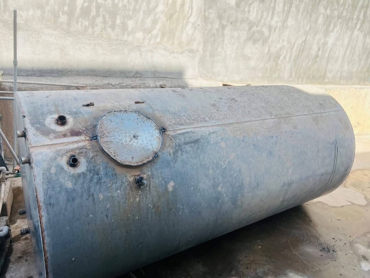 بەناوی خوای گەورە 
چاک کردنی هەموو جۆرە تانکییەکی ئاو لە شوێن خۆیدا 
ئایە تانکیەک دابگریت لە سەربان بیبەی بۆ لای وەستایە چاکی بکات بیهێنیتەوە بیخەیتەوە سەربان چەن تاکلیف دەکات چەن عەزێتی دەوێ بۆ ئەوەی پێویست نەکات بەم هەموو عەزێتە پەیوەندیمان پێوە بکەن***********
