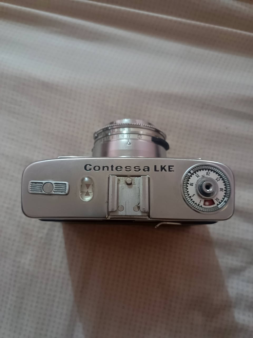 📷 للبيع كاميرا ألمانية كلاسيكية أصلية Zeiss Ikon Contessa LKE
كاميرا ألمانية أصلية من شركة Zeiss Ikon، موديل Contessa LKE، من خمسينيات القرن الماضي، بحالة جيدة جدًا بالنسبة لعمرها.
المواصفات:
عدسة أصلية Carl Zeiss Tessar 45mm f/2.8.
تعمل بأفلام 35mm.
مع الحقيبة الجلدية الأصلية.
مناسبة لهواة التصوير والكاميرات الكلاسيكية وهواة الاقتناء.
📍 الموقع: بغداد.
💰 السعر المطلوب: 150 (قابل للتفاوض بالمعقول).
للمهتمين، يرجى التواصل عبر *********** واتساب..
