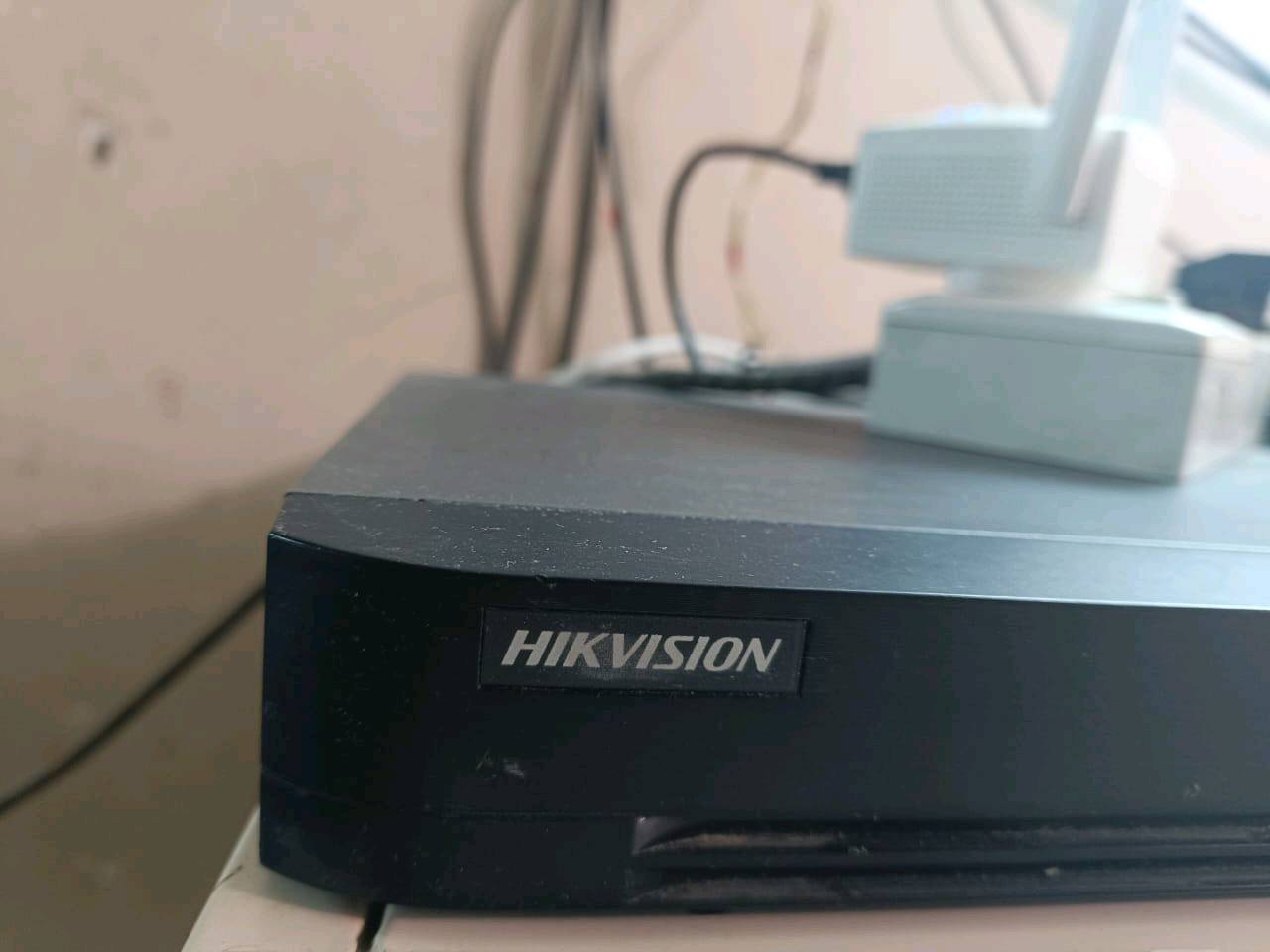 منظومة كاميرات مراقبه مستعملة للبيع نوع هيكڤيجن  Hikvision المعروفة عالمياً في مجال انظمة الامان والمراقبة وتتميز بجودتها العالية تتسع لثمان كاميرات تربط على النت ويتم المراقبة بالهاتف... السعر 135 وبي مجال بسيط 
1- الDVR نوع هيكفيجن 
2- كامرات عدد 2 نوع هيكفيجن
3- تحتوي على هارد 500
