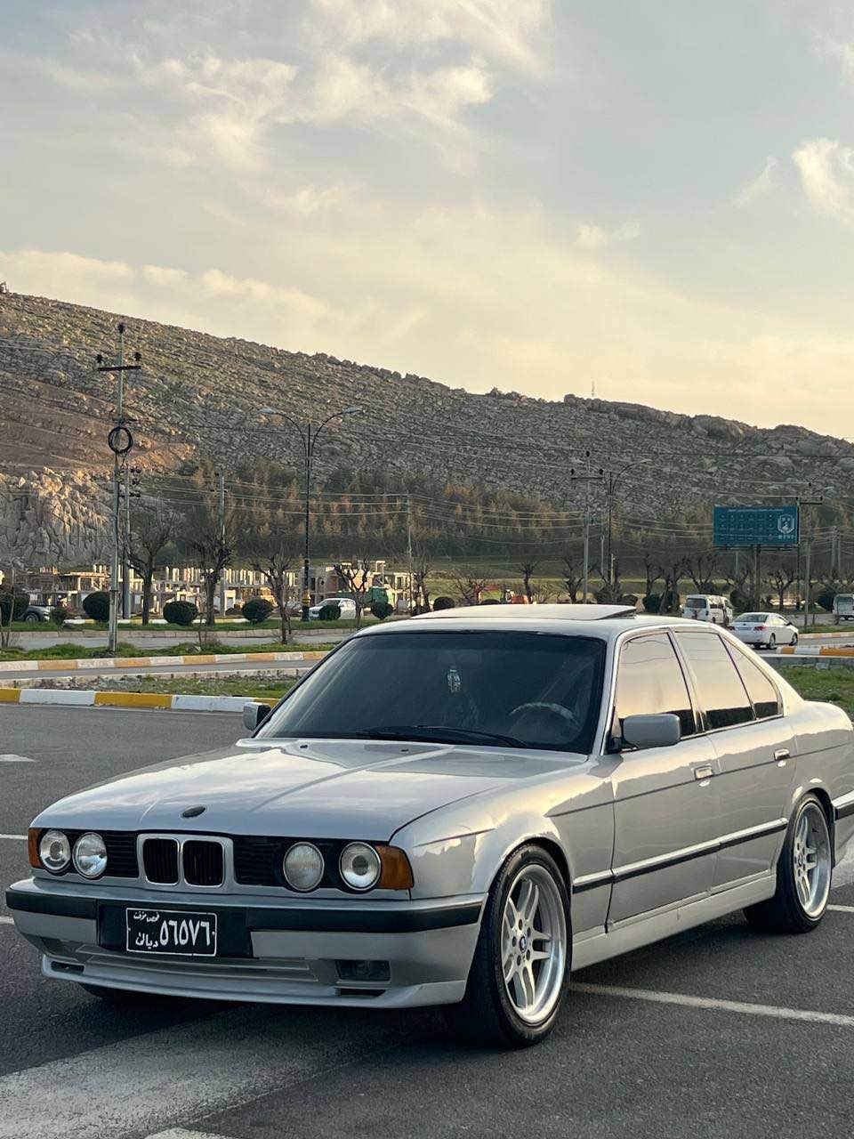 سلاو برایان  BMW 
بۆفرۆشتن 
مۆدیلئ ١٩٩١
٥٢٥ گیر حادی 
سەیارەکە بی حەیبە سلایتە
کامل کراوە بەM  
دوجام کارەبا
دەحمیکی سوکی هەیە بی ناو گرتن لای سەکن 
کامل بۆیاخ لەسەر ساخی بەس بۆ جوانی کراوەتەوە  
موسوبراوە بەشەرت سەیارەکە 
مەنەفیست ابراهیم خەلیل بەس  بەحلوج دەی فرۆشم مالی مەدەنیو دزیاری بەشەرت 
سەحری  ٣٢گەلاو مەحامەلە 
شوین رانیە 
رەقەم /*********** رانية, السليمانية
