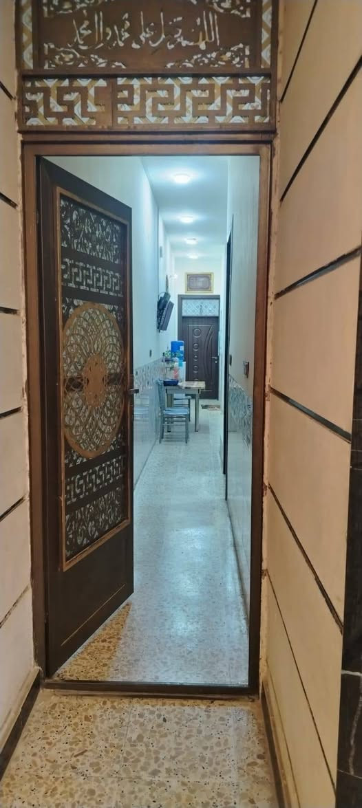 السلام عليكم 
هذا المشتمل طابقين وبيتونه طابق ثالث مساحته ١٠٠م الوجه ٥م ونزال ٢٠ بناء طابوق حديث ضلع منفصل وسقف منفصل سعره ١٣٥ مليون وبي مجال المكان فلوجة حي نزال نافذ على شارع السد وشارع جامع عبدالعزيز
للاستفسار ***********
