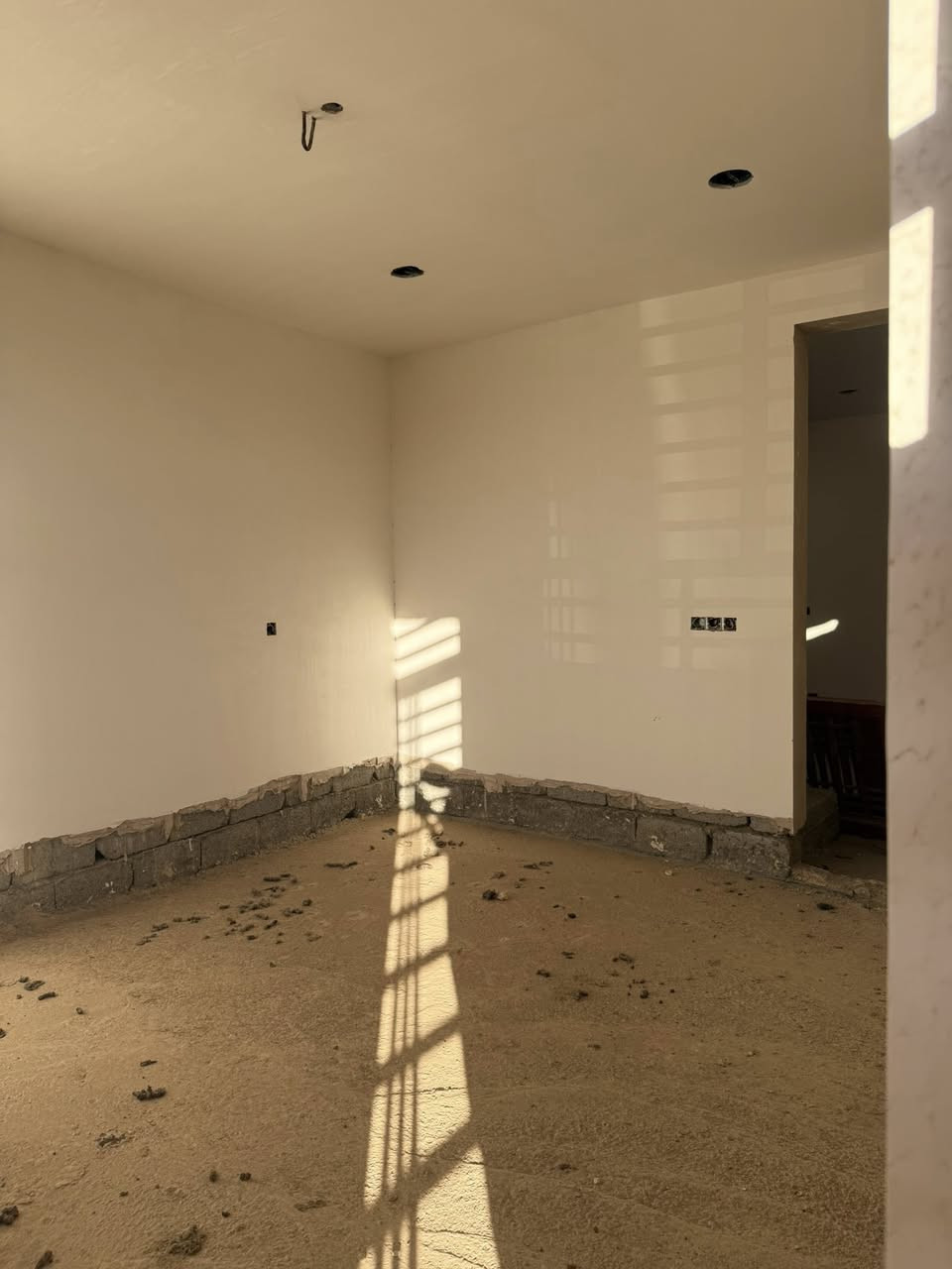 السلام عليكم يوجد بيتين هيكل الاول مجهز بياض وكهربائيات ومجاري باقيلة شي بسيط والثاني مجرد بلوك وصب السطح والبيتونة هم صب في قرية نديم مقابل منشاة نصر المساحة الاول ٢٢٠م والثاني١٤٠م البيتين بناء جديد للتواصل ***********
***********
