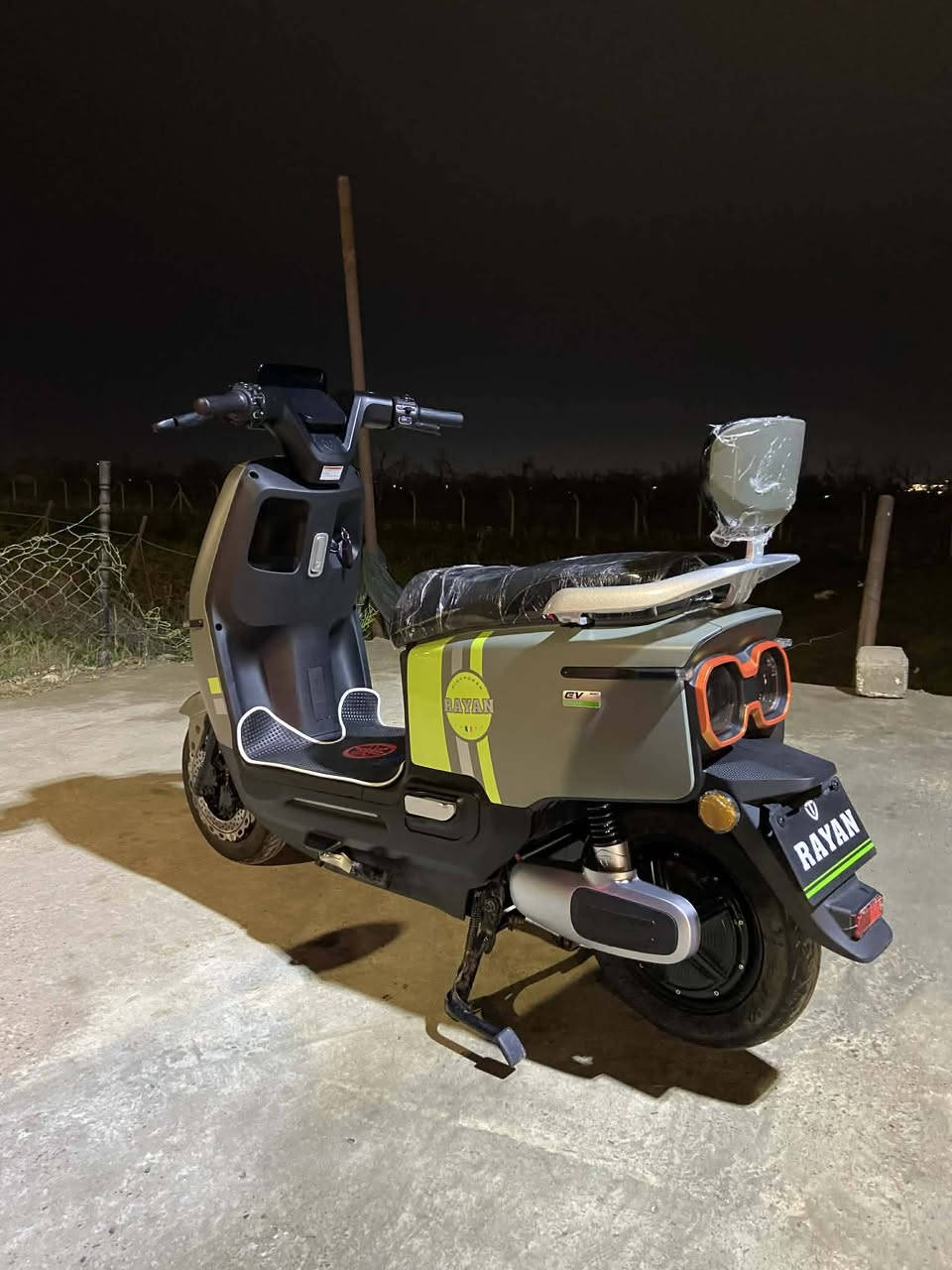 🔥 للبيع ماطور كهربائي RAYAN موديل جديد جداً 🔥
📌 المواصفات:
✅ ماركة: RAYAN
✅ كهربائي اقتصادي وصديق للبيئة
✅ تصميم عصري وشكل مميز جداً
✅ إنارة خلفية قوية وفخمة
✅ كرسي مريح مع مسند ظهر للراكب
✅ مناسب للمشاوير اليومية داخل المدينة
✅ تشغيل سلس وهادئ بدون صوت مزعج
✅ بطارية قوية تتحمل مسافات ممتازة
✅ حالة الدراجة: شبه جديدة / استعمال خفيف جداً
📍 السعر خاص 
📞 للتواصل خاص أو اتصال على الرقم ***********

