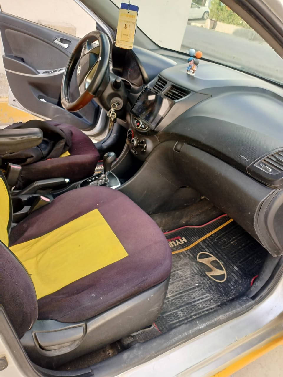 اكسنت هونداي ٢٠١٢ كير محرك لوك ما مفتوحات محرك حجم ١٦٠٠  . كير اوتو . دفتر بانزين موجود رقم كركوك مشروع وطني سنويه لل ٣١ نقابه و غرامه مصفره كامل تبريد ثلج تدفئه شغاله . ضررها جاملغ تعديل بارد فقط . السعر ٧٠   و بيه مجال.  ***********
