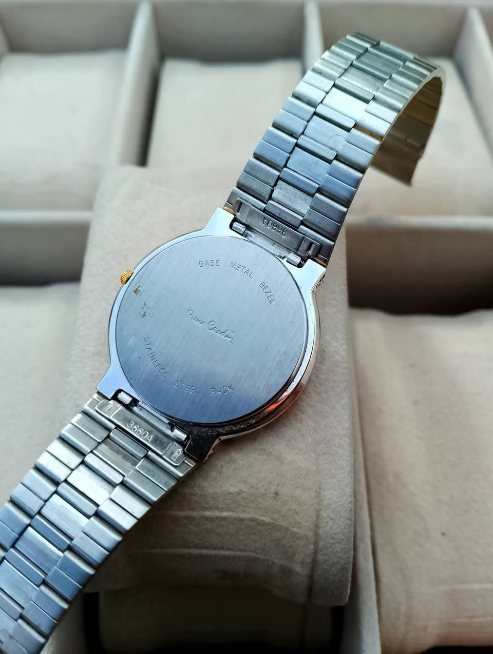 بسم الله الرحمن الرحيم 
تحيه طيبه للجميع ♥️ 
للبيع ساعه pierre cardin دار أزياء 
مكينه ياباني اصلي 
سير سل ستيل اصلي 
مكينه بطاريه 
السعر 40 الف 💵💵 
العنوان بغداد الدورة 
يوجد توصيل إلى جميع محافظات العراق وبغداد أيضاً 
للحجز والاستفسار المراسله على الخاص او على الرقم 
ه‍ *********** ☎️ متوفر واتساب
