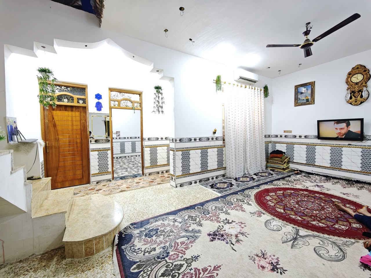 🏠 دار حديث للبيع - ميسان (حي العسكري) 🏠
 ميسان - حي العسكري.
📍بالقرب من مدرسة الفرات 🏫 وبالقرب من جامع مسلم بن عقيل 🕌 (موقع مخدوم وهادئ).
📐 المساحة: 250 متر مربع.
🏗️ نوع البناء: كونكريت (صب) - بناء حديث موديل 2025.
📋 مواصفات الدار:
غرف النوم: غرفتين نوم 🛌.
الاستقبال: مساحة واسعة (7.5 × 4) متر 🛋️.
الصالات: صالة داخلية كبيرة + هوول عائلي 📺.
المطبخ: نظام حديث 🍳.
المنور: متوفر لتهوية مثالية ☀️.
الصحيات: داخلية وخارجية 🚽.
💰
السعر (نقد / من غير الإسكان): 128 مليون دينار عراقي 💵.
السعر الكلي (مع الإسكان): 185 مليون دينار.
المبلغ المطلوب للإسكان: 57 مليون دينار.
التسديد الشهري: 280 ألف دينار فقط.
📞 للمعلومات والاستفسار:
يرجى التواصل عبر الهاتف:
*********** ☎️🤳
#عقارات 
#قطع_اراضي 
#عقار 
#بيع_و_شراء_عقارات
#الشعب_الصيني_ماله_حل😂😂
