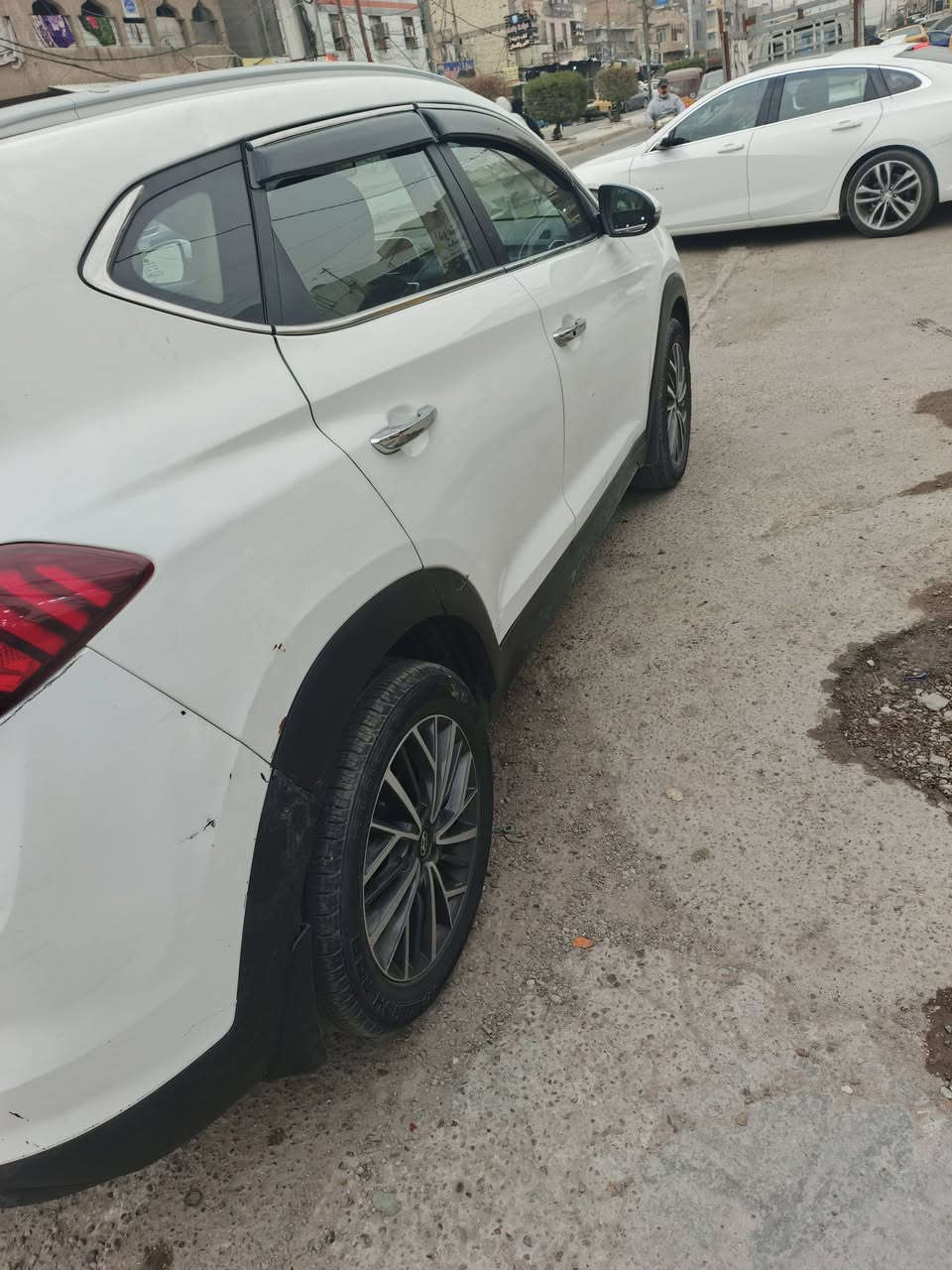 السلام عليكم 
سيارة توسان موديل 2020خليجي فول 
بيها سونار موضح في الصور 
الهاتف:***********
العنوان:بغداد الحرية 
السعر:15وبيها مجال
