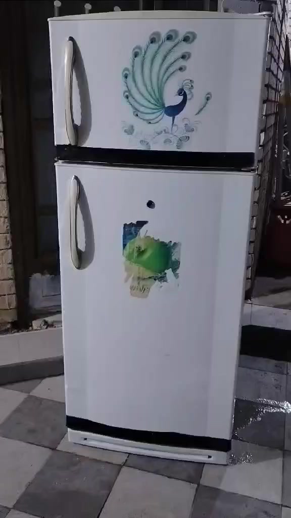 السلام عليكم
ثلاجة للبيع نظيفة حيل مثل ما تشوفون وتجميدها فول 
سعرها ببلاش 
100 الف قفل 
*********** واتساب او اتصال
