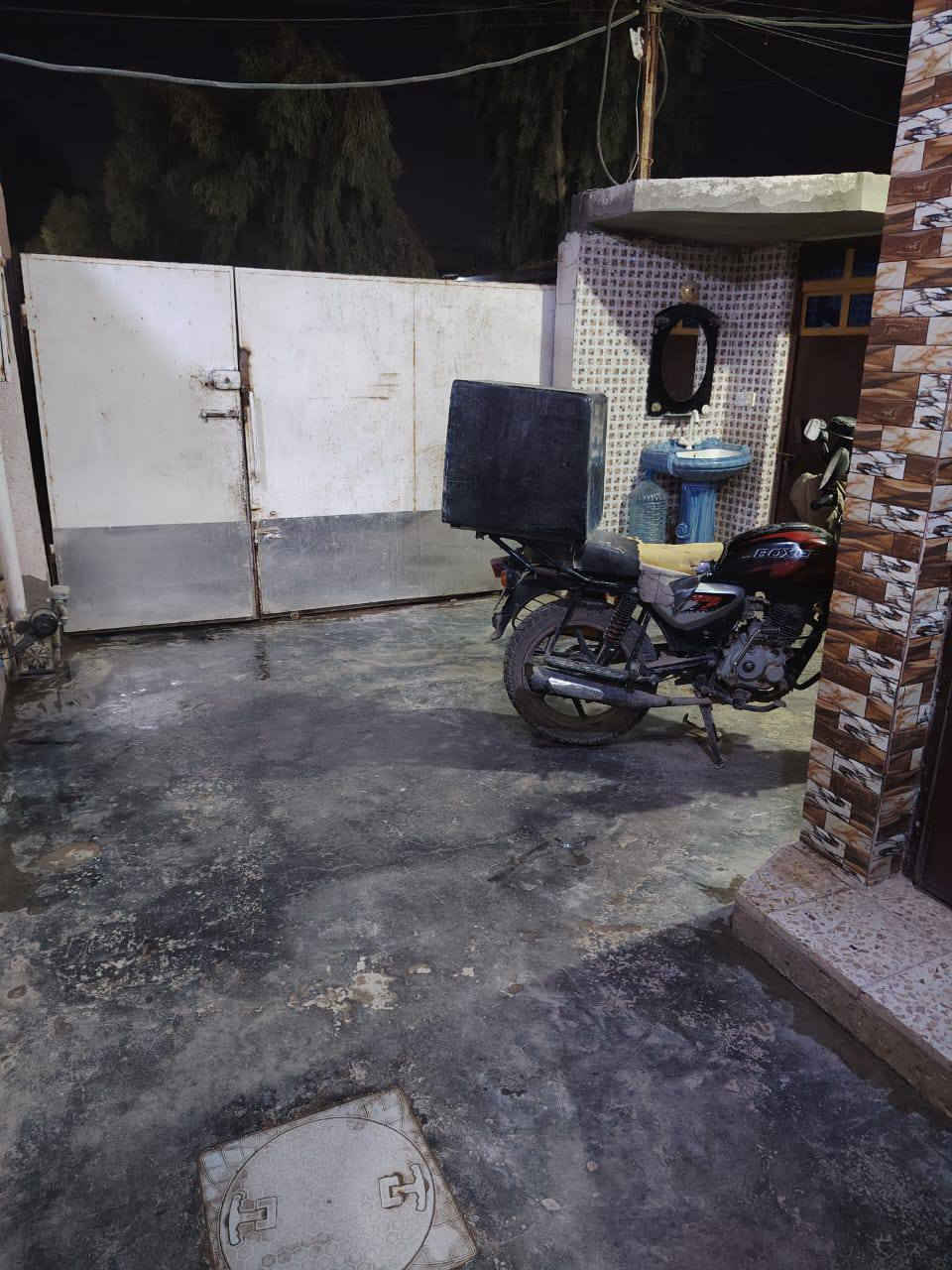 بيت للبيع طابقين مساحة 125زراعي سند 25 الطابق الارضي استقبال وغرفة نوم وحمام ومطبخ سيراميك حولي درج الطابق الثاني غرفتين وحمام أرضية البيت بورسلين مكان البيت أبو غريب منطقة الشهداء العويسات قرب مدرسة نبوخذ للاستفسار ***********موجود واتساب
