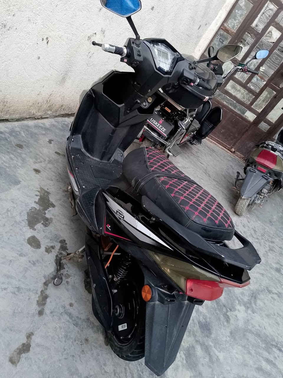 متوفر موطورين شحن خمس بطاريات..عالفحص من كلشي...رايدهن ٩٠٠ الف ... كهربائيات كله شغاله شاحنات شغاله..بطاريات قويات..كله عشره لانفخه ولا مشكلات لون واحد.مكان رمادي تأميم 
اتصال ***********
