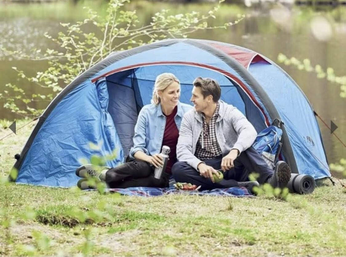 هذا المنتج هو خيمة قابلة للنفخ تتسع لشخصين من العلامة التجارية Crivit المانية الصنع تتميز بتصميم يسهل عملية التركيب السريع بفضل نظامها القابل للنفخ بدلاً من الأعمدة التقليدية
المواصفات الأساسية:
السعة: مصممة لتتسع لـ شخصين.
الأبعاد الخارجية: يبلغ طولها حوالي 220 سم، وعرضها 230 سم، وارتفاعها 115 سم.
الوزن: تزن حوالي 5 كيلوجرام، مما يجعلها مناسبة للنقل في حقيبتها الخاصة.
المكونات: تشتمل عادةً على مضخة يدوية مزدوجة الفعل للنفخ، وحقيبة حمل، وأوتاد للتثبيت.
المواد: مصنوعة من البوليستر بنسبة 100% مع حماية من الأمطار تصل إلى 2000 ملم
المميزات:
سهولة التركيب: تعتمد على تقنية النفخ التي تتيح إعداد الخيمة في وقت قصير جداً وبأقل مجهود.
التهوية: مزودة بنوافذ تهوية شبكية لضمان تدفق الهواء ومنع دخول الحشرات.
تواصل خاص او *********** واتساب
