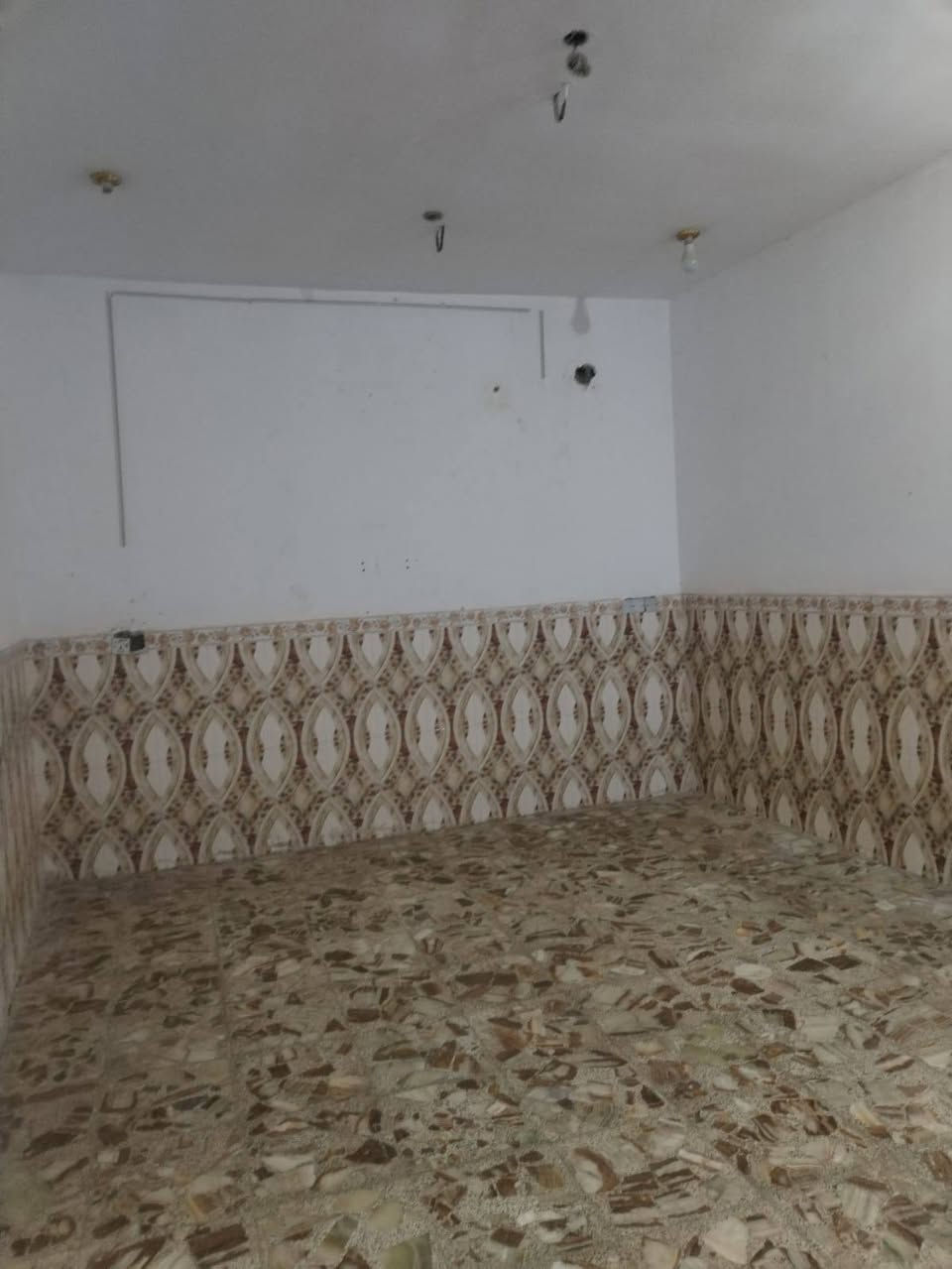 للإيجار 👉🏼👉🏼👉🏼
بيت للايجار في الورديه سيف سعد على شارع 30 مقابيل مدرسه نزهان الجبوري 
يحتوي البيت على غرفتين نوم مع هول كبير واستقبال 7 متر ومطبخ كبير 5 متر 
للاستفسار على خاص وواتساب ***********
